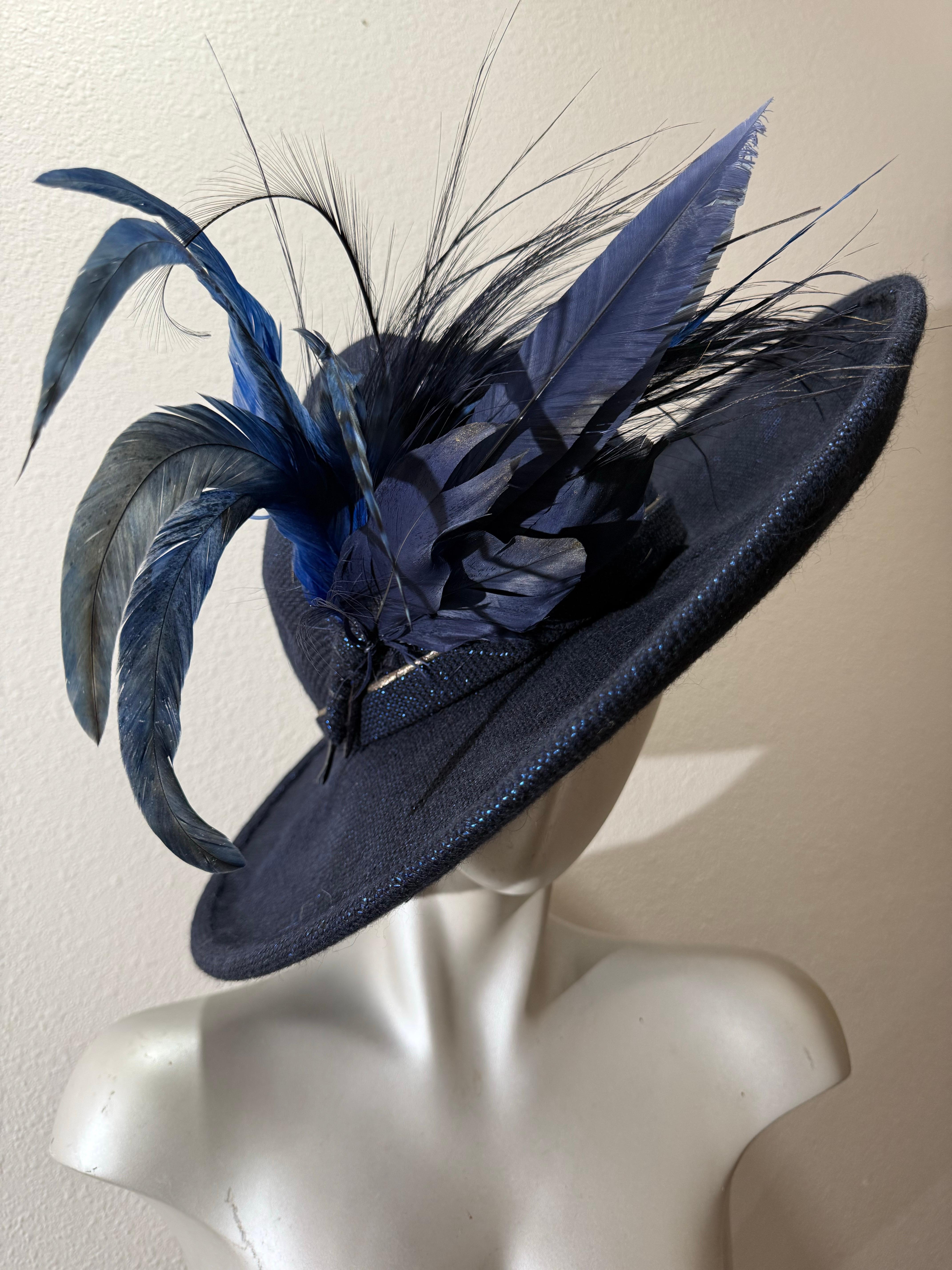Suzanne Couture Millinery Fedora in tessuto lurex blu cobalto con piume stravaganti in vendita 2