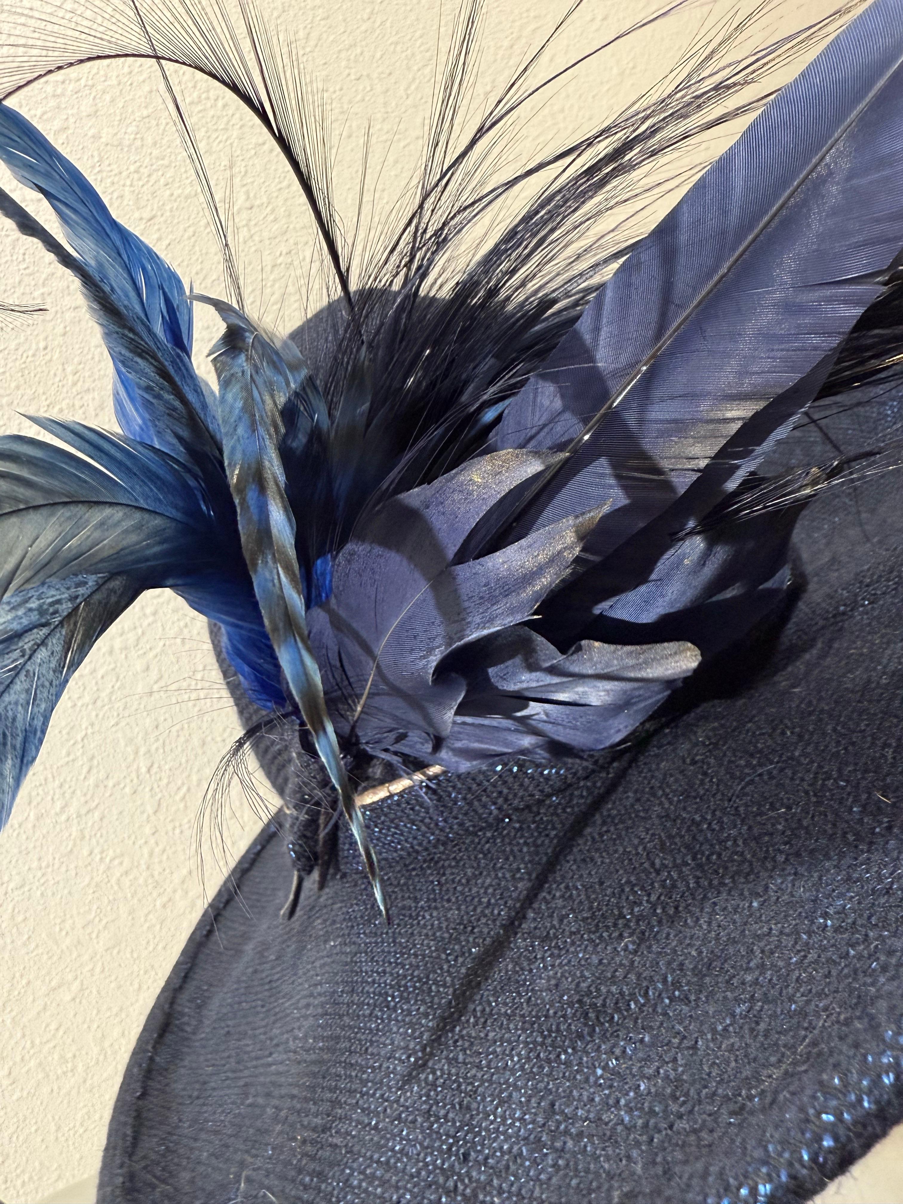 Suzanne Couture Millinery Fedora in tessuto lurex blu cobalto con piume stravaganti in vendita 3