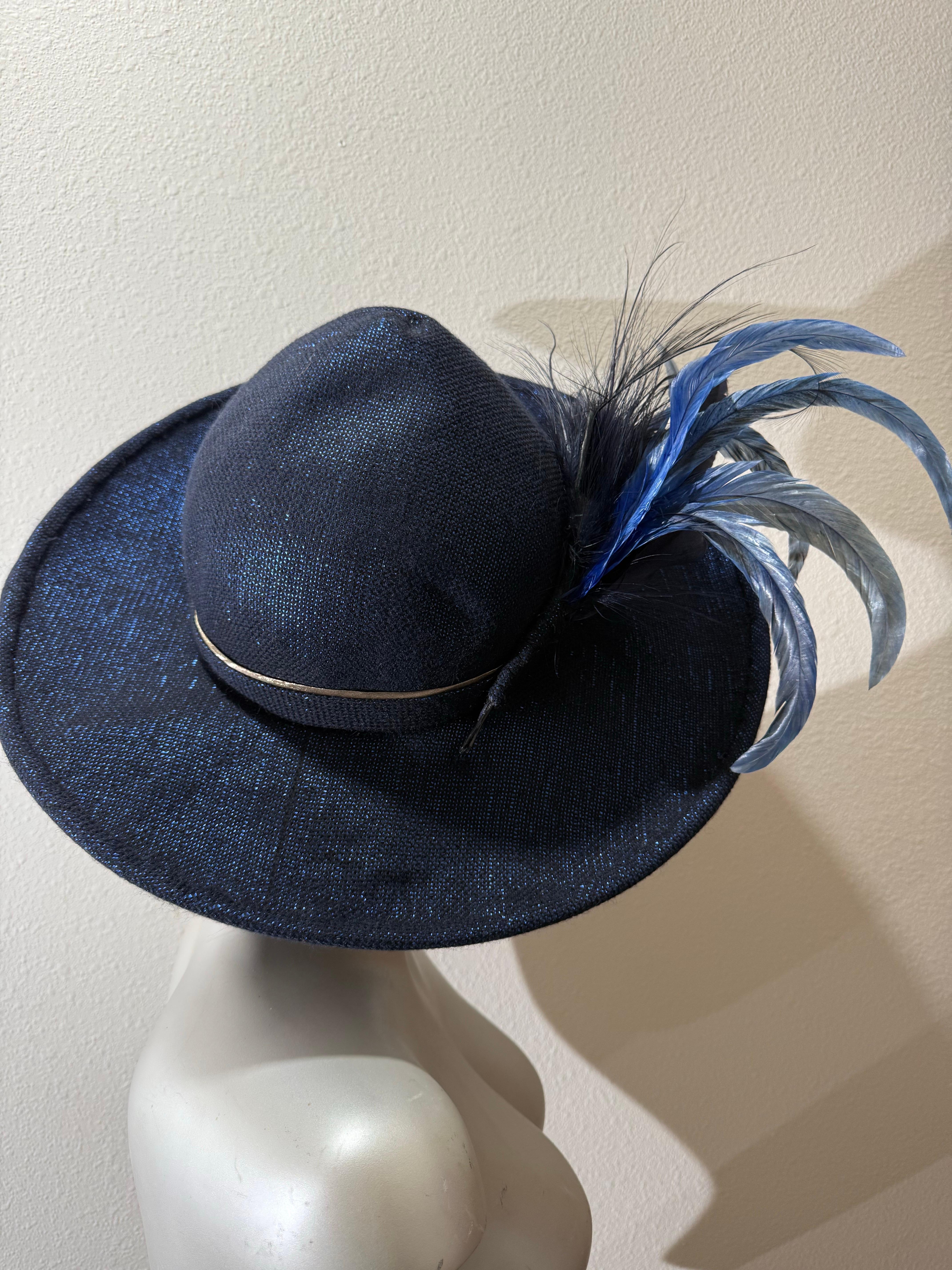 Suzanne Couture Millinery Fedora in tessuto lurex blu cobalto con piume stravaganti in vendita 4