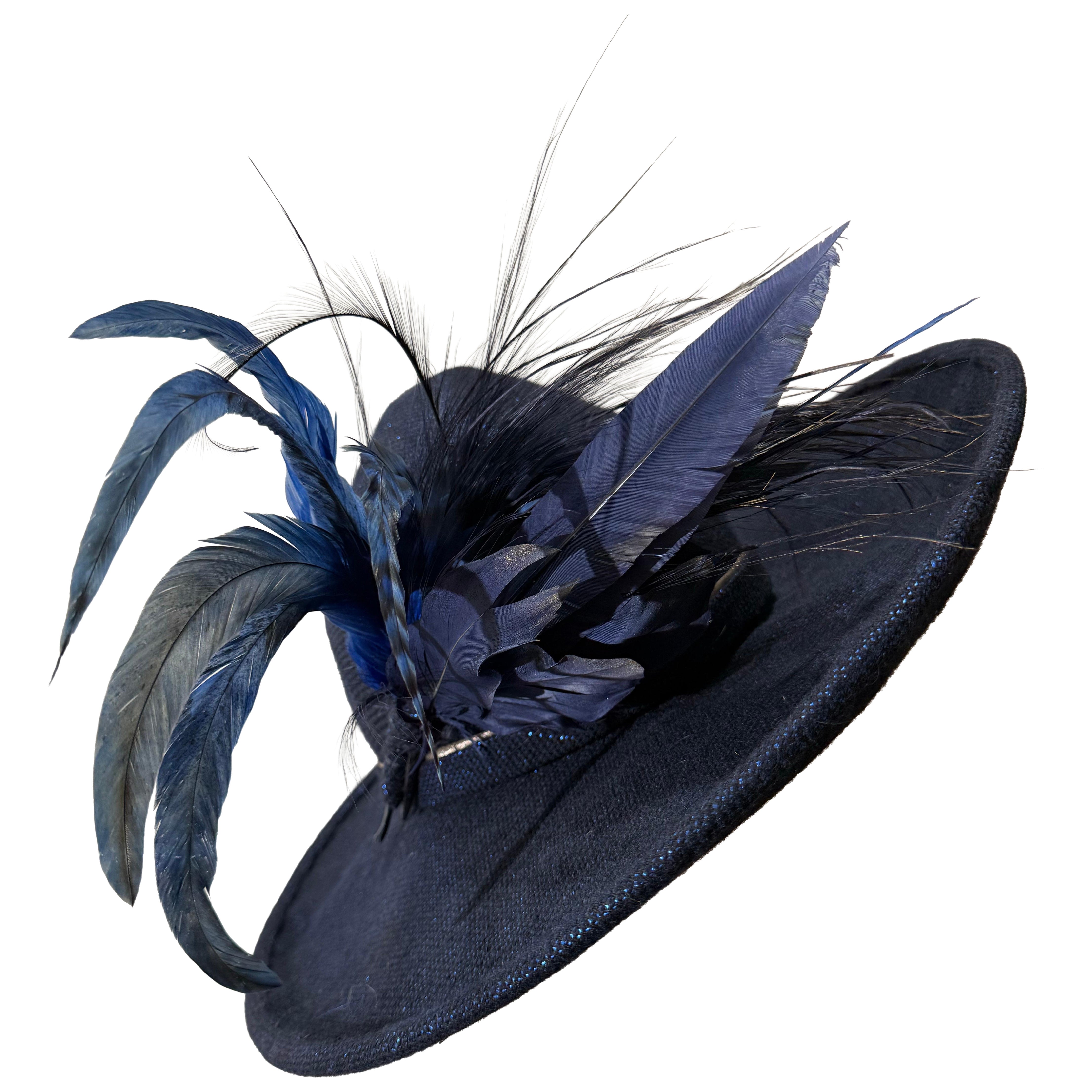 Suzanne Couture Millinery Fedora in tessuto lurex blu cobalto con piume stravaganti