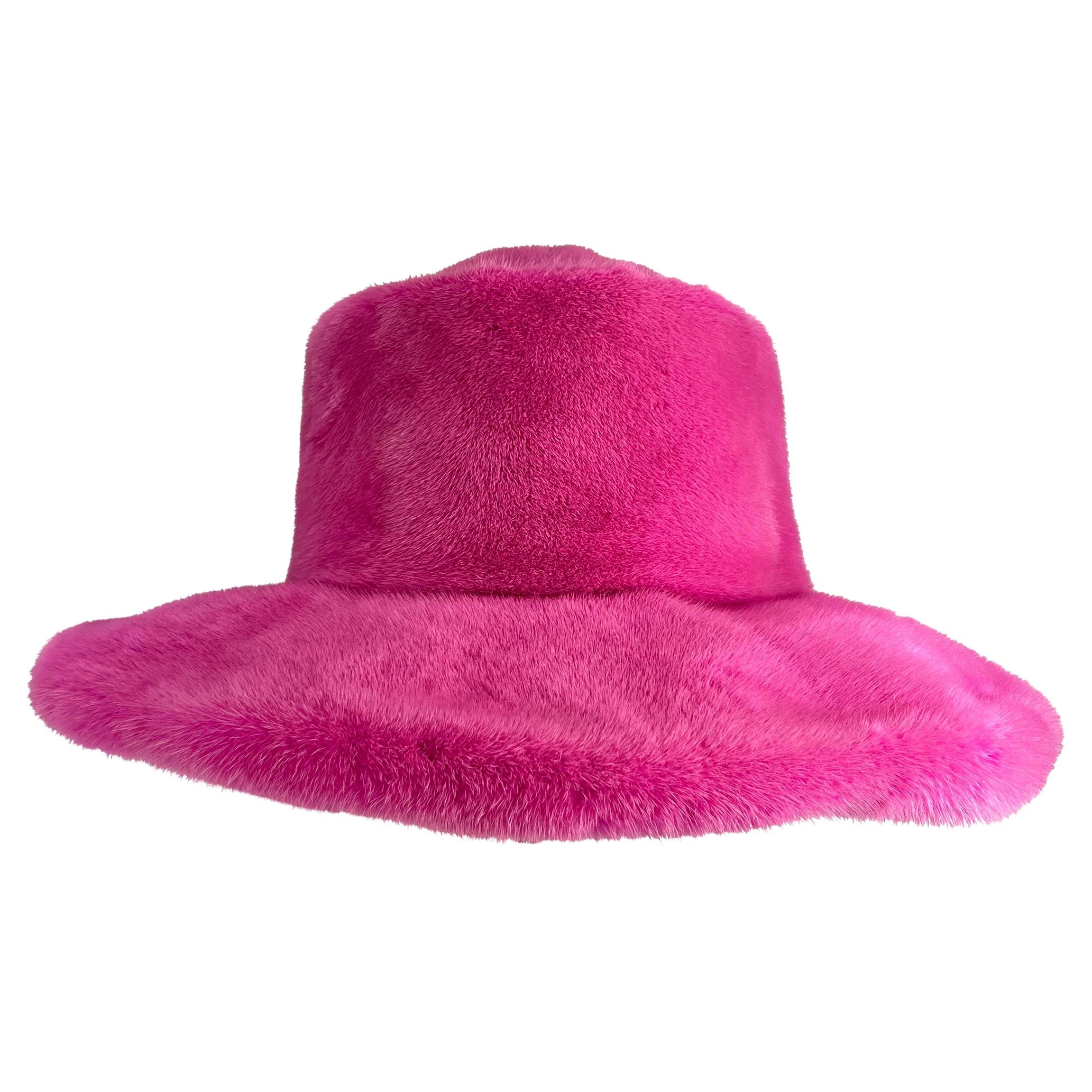 Suzanne Couture Millinery - Chapeau surdimensionné bordé de fourrure de vison rose vif 