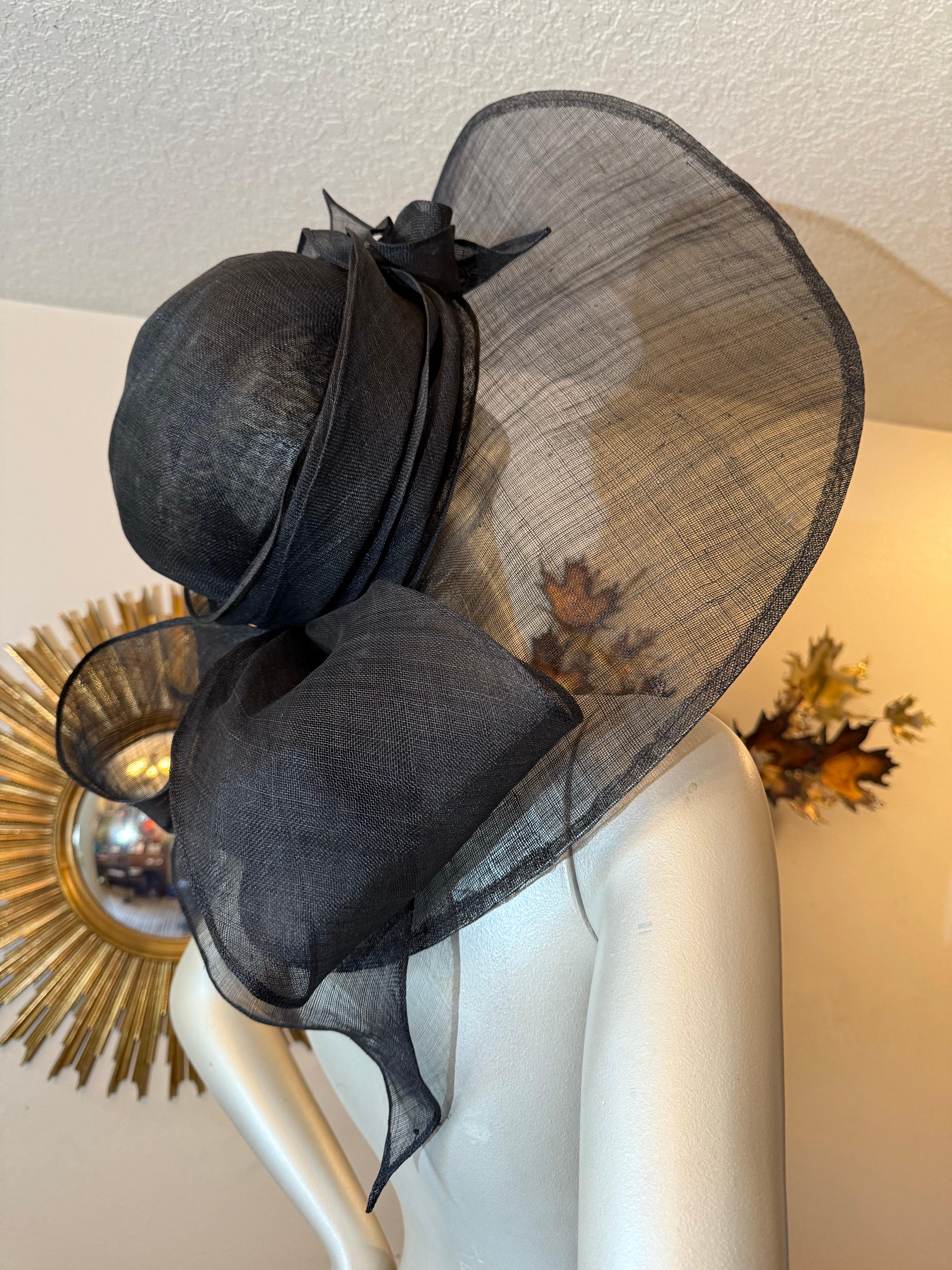 Suzanne Couture Millinery Sehr durchsichtige schwarze Stroh breite Krempe Sonnenhut w Bogen im Angebot 5