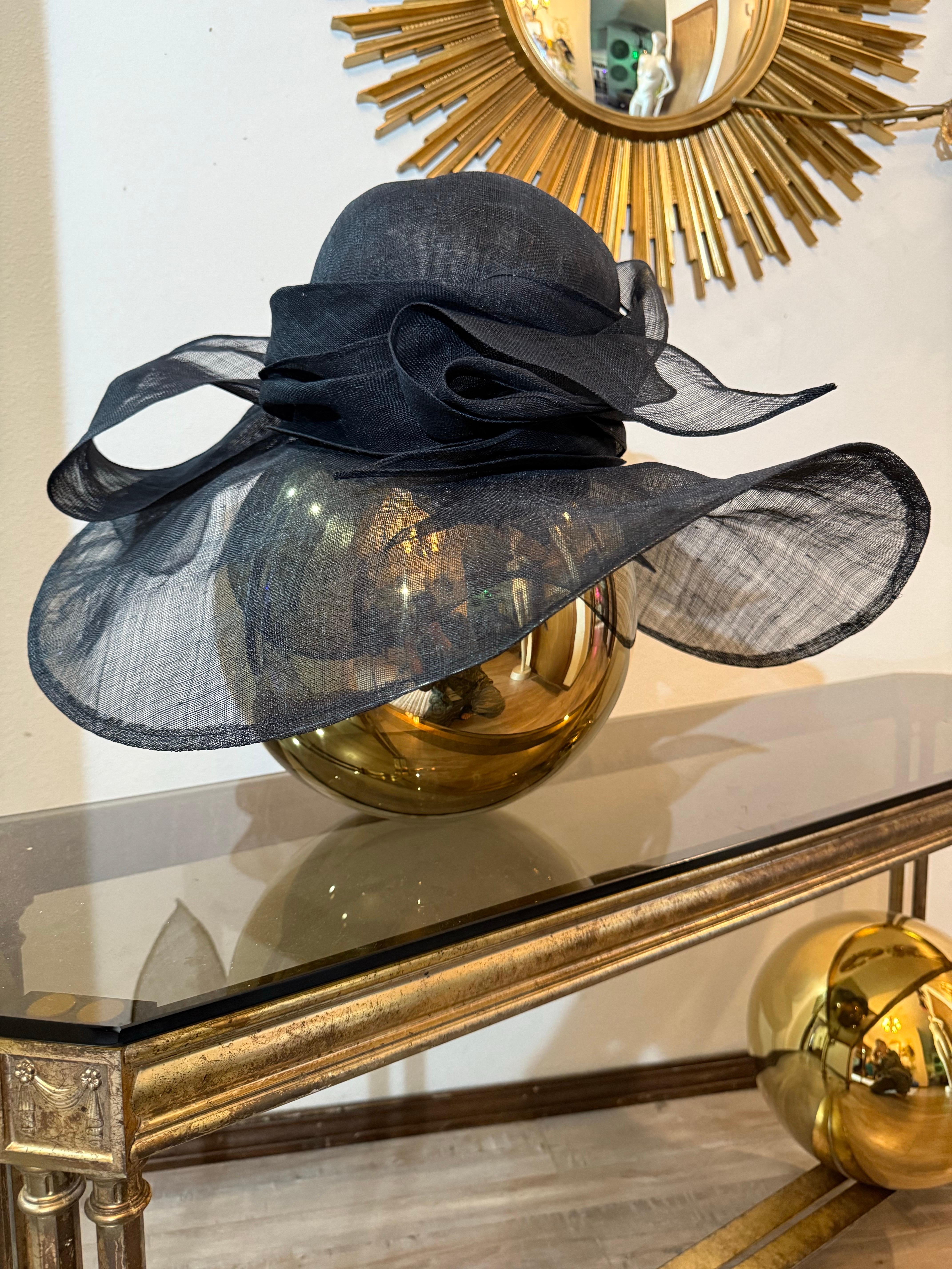 Suzanne Couture Millinery Sehr durchsichtige schwarze Stroh breite Krempe Sonnenhut w Bogen im Angebot 6