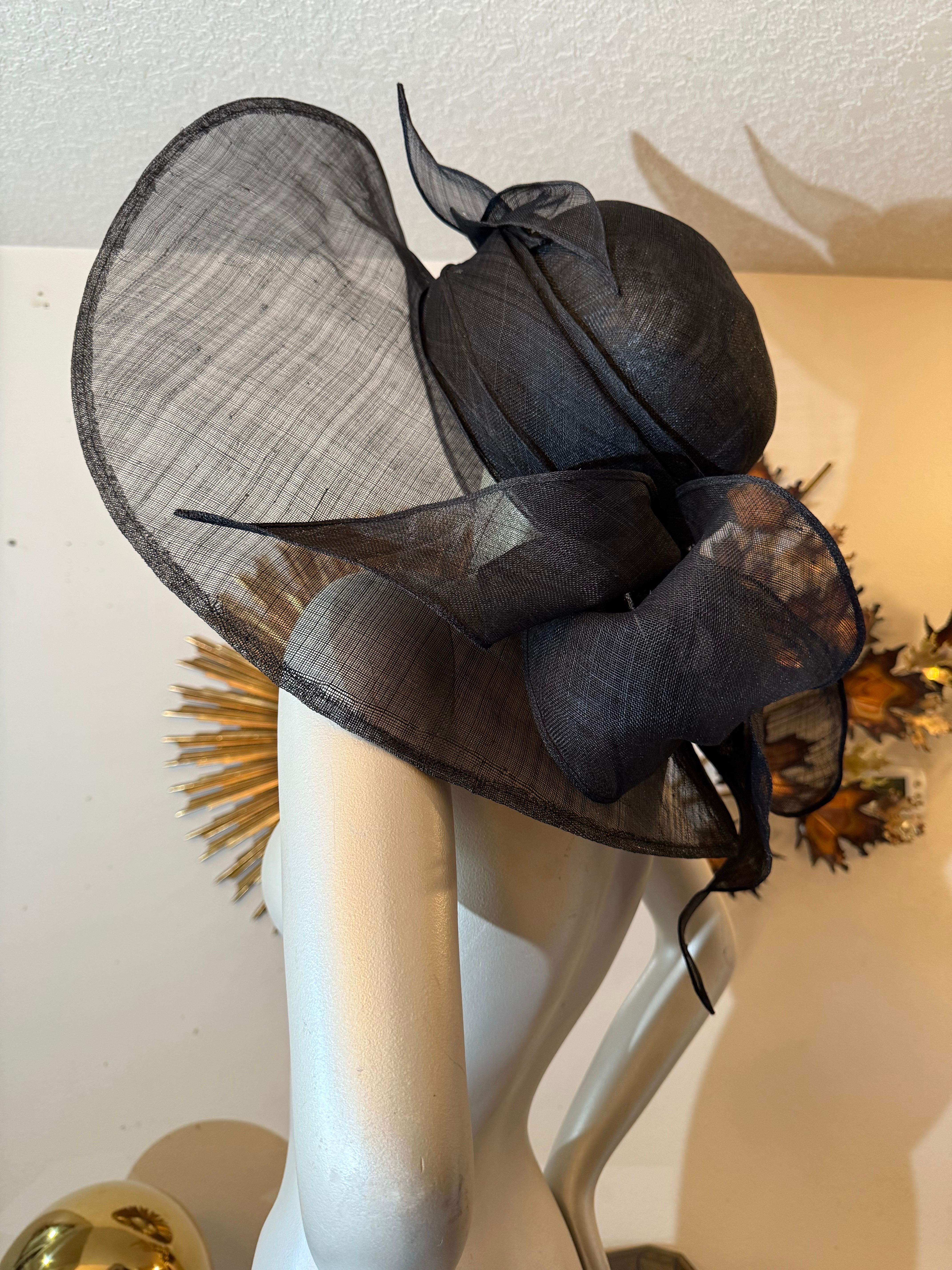 Suzanne Couture Millinery Sehr durchsichtige schwarze Stroh breite Krempe Sonnenhut w Bogen im Angebot 7