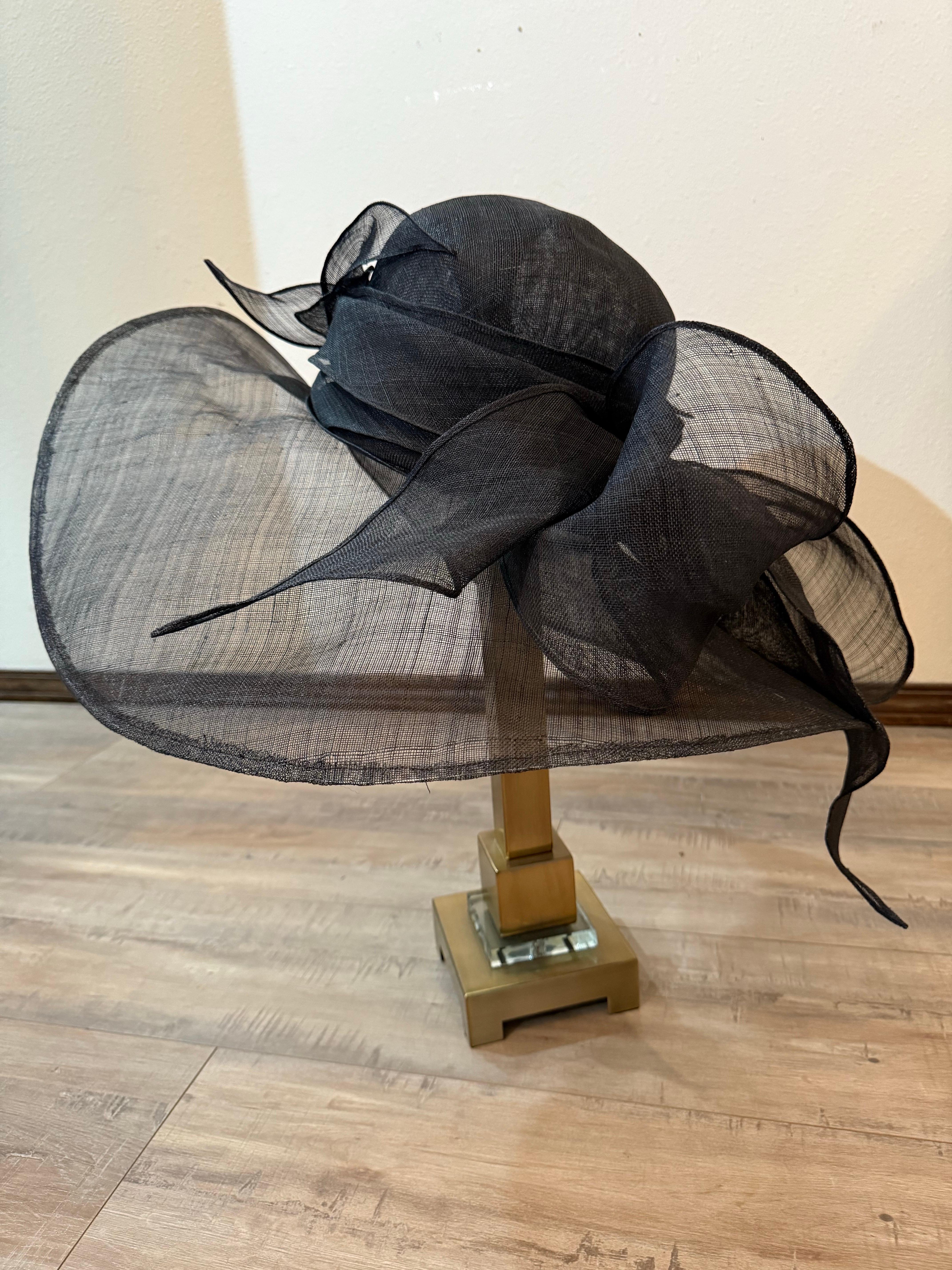 Suzanne Couture Millinery Very Sheer Black Straw Wide-Brim Sun Hat w Bow: Ein fantastischer Couture-Hut für besondere Anlässe aus dem feinsten, reinsten Stroh, das es gibt. Hohe, abgerundete Krone, 24