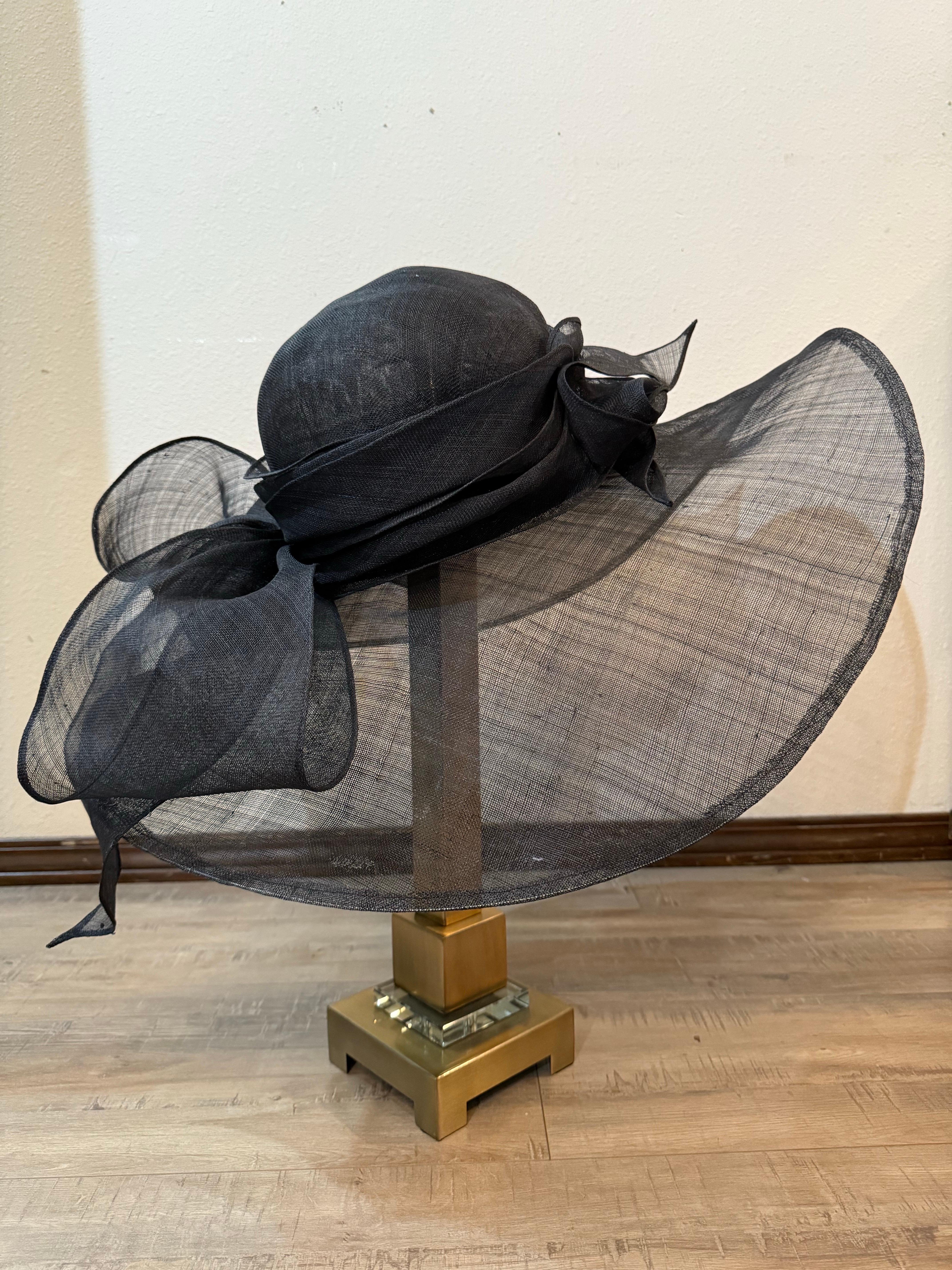 Suzanne Couture Millinery Sehr durchsichtige schwarze Stroh breite Krempe Sonnenhut w Bogen (Schwarz) im Angebot