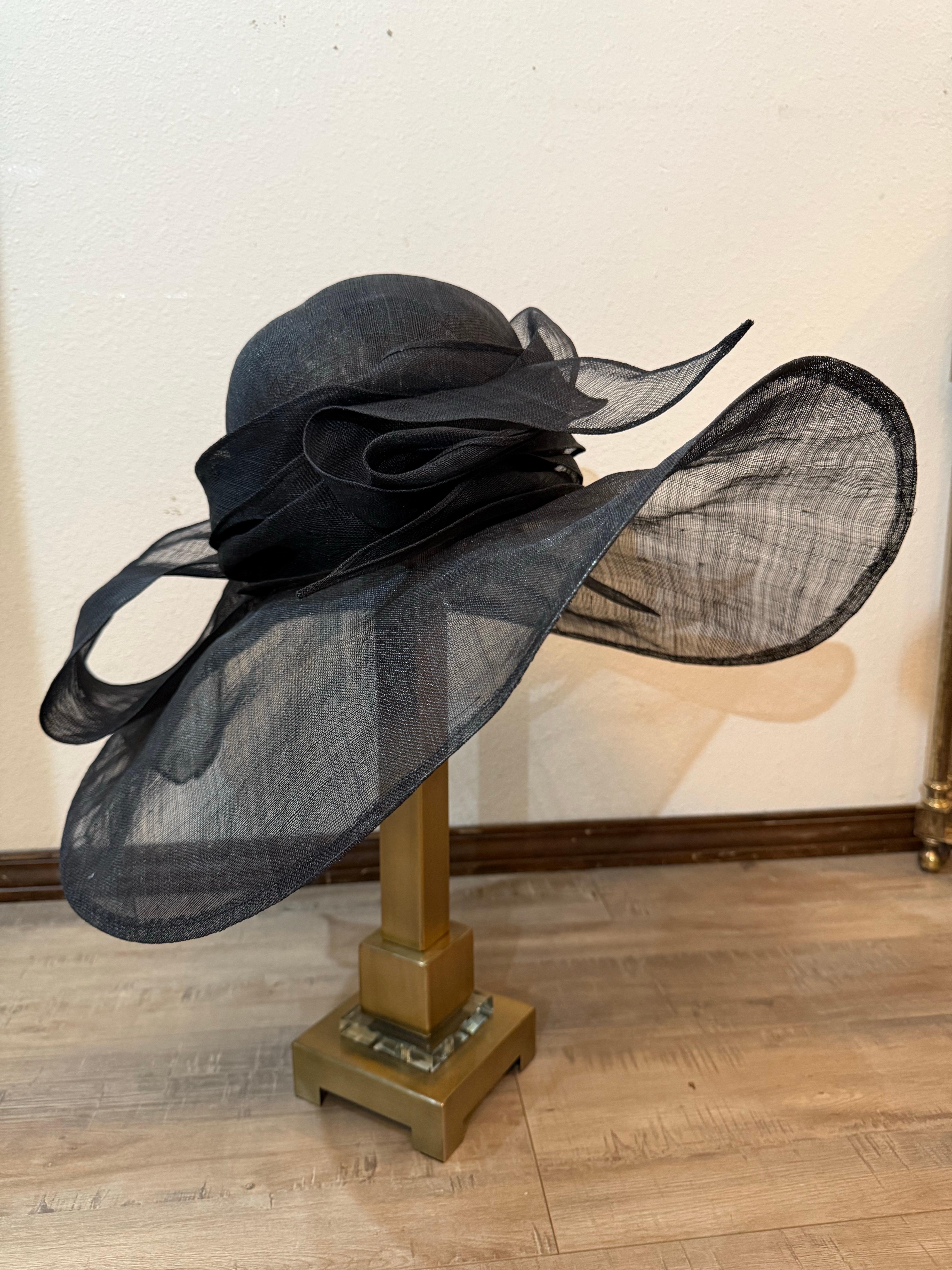 Suzanne Couture Millinery Sehr durchsichtige schwarze Stroh breite Krempe Sonnenhut w Bogen Damen im Angebot