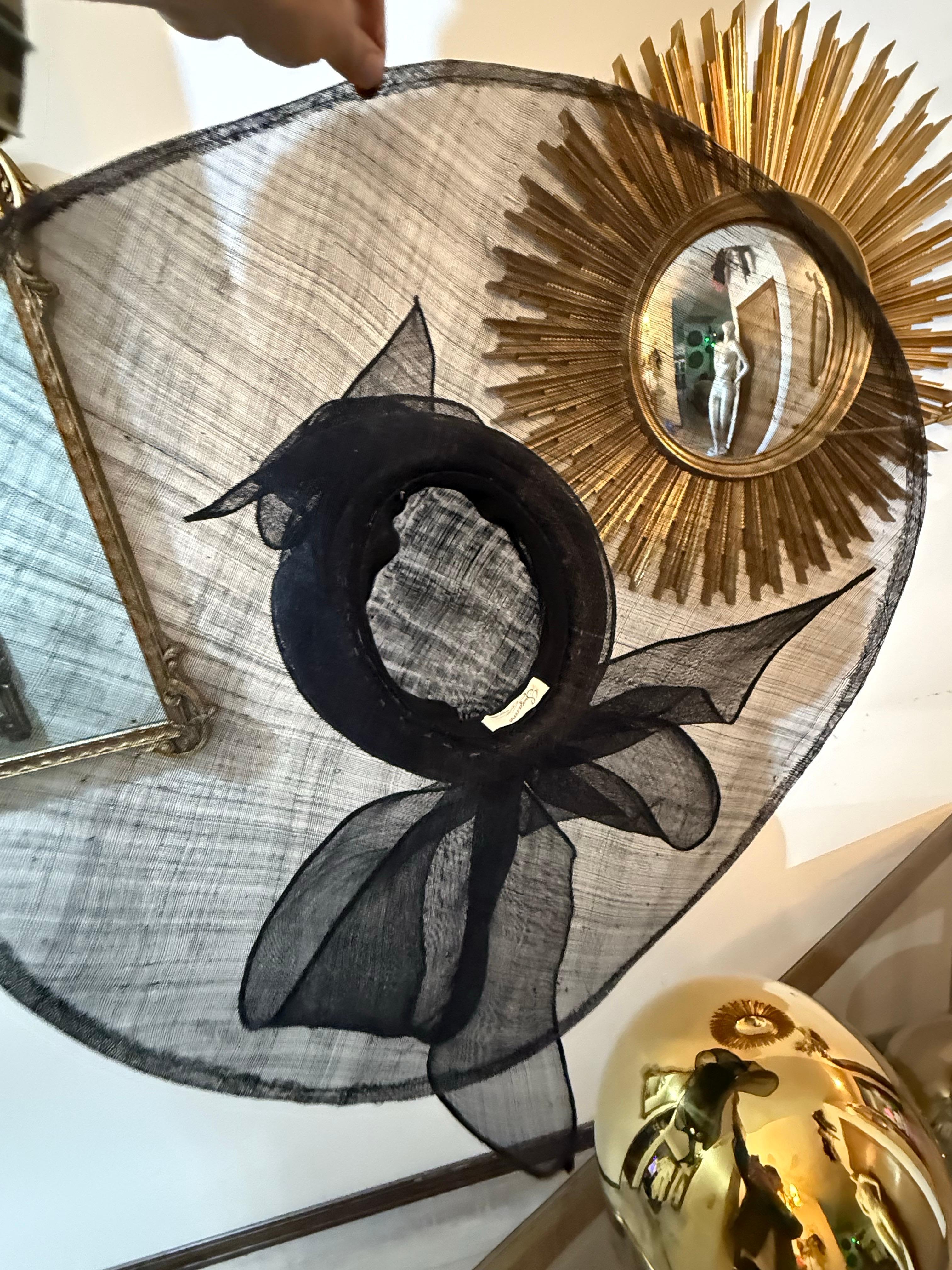 Suzanne Couture Millinery Sehr durchsichtige schwarze Stroh breite Krempe Sonnenhut w Bogen im Angebot 1