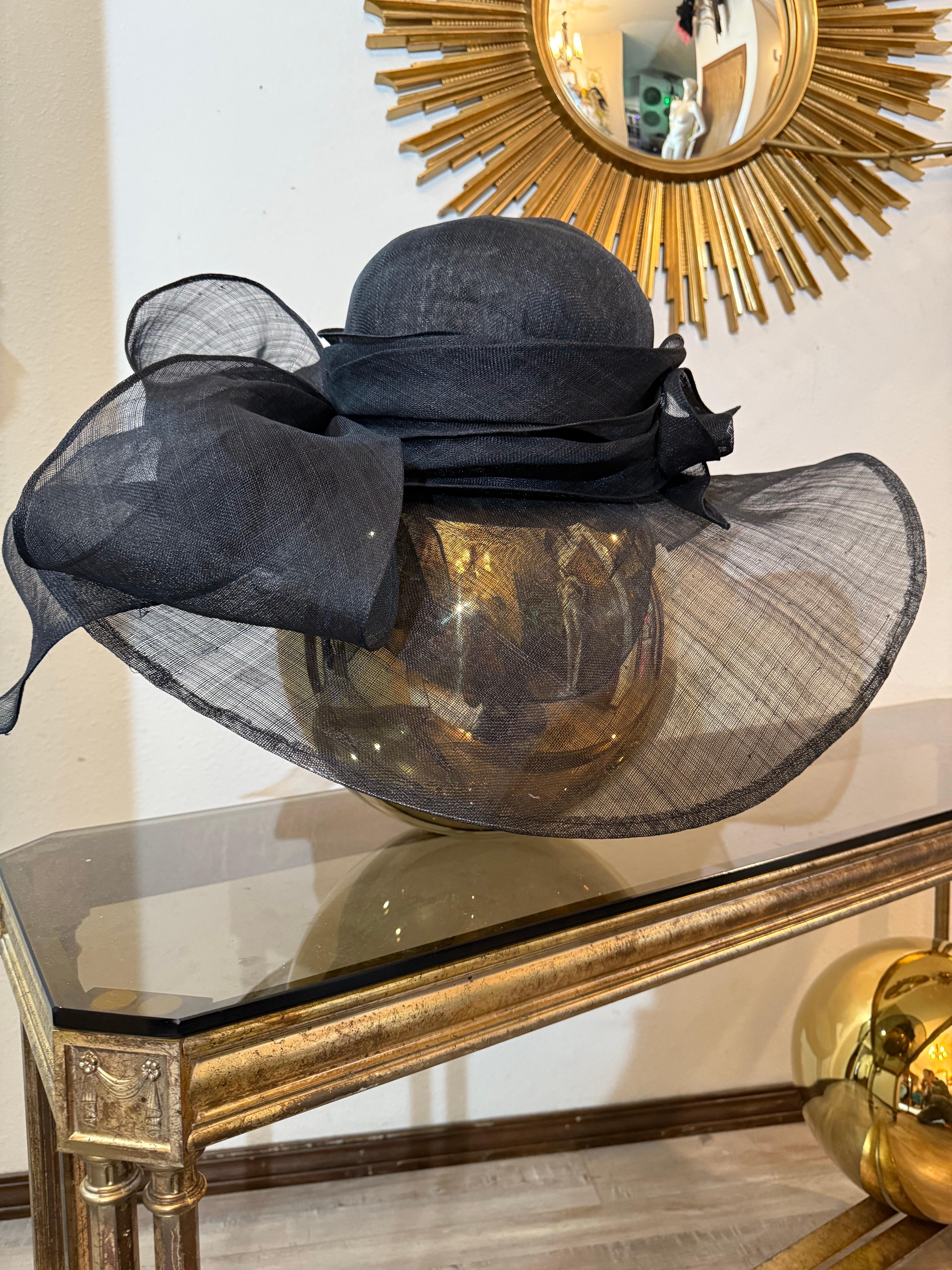 Suzanne Couture Millinery Sehr durchsichtige schwarze Stroh breite Krempe Sonnenhut w Bogen im Angebot 2