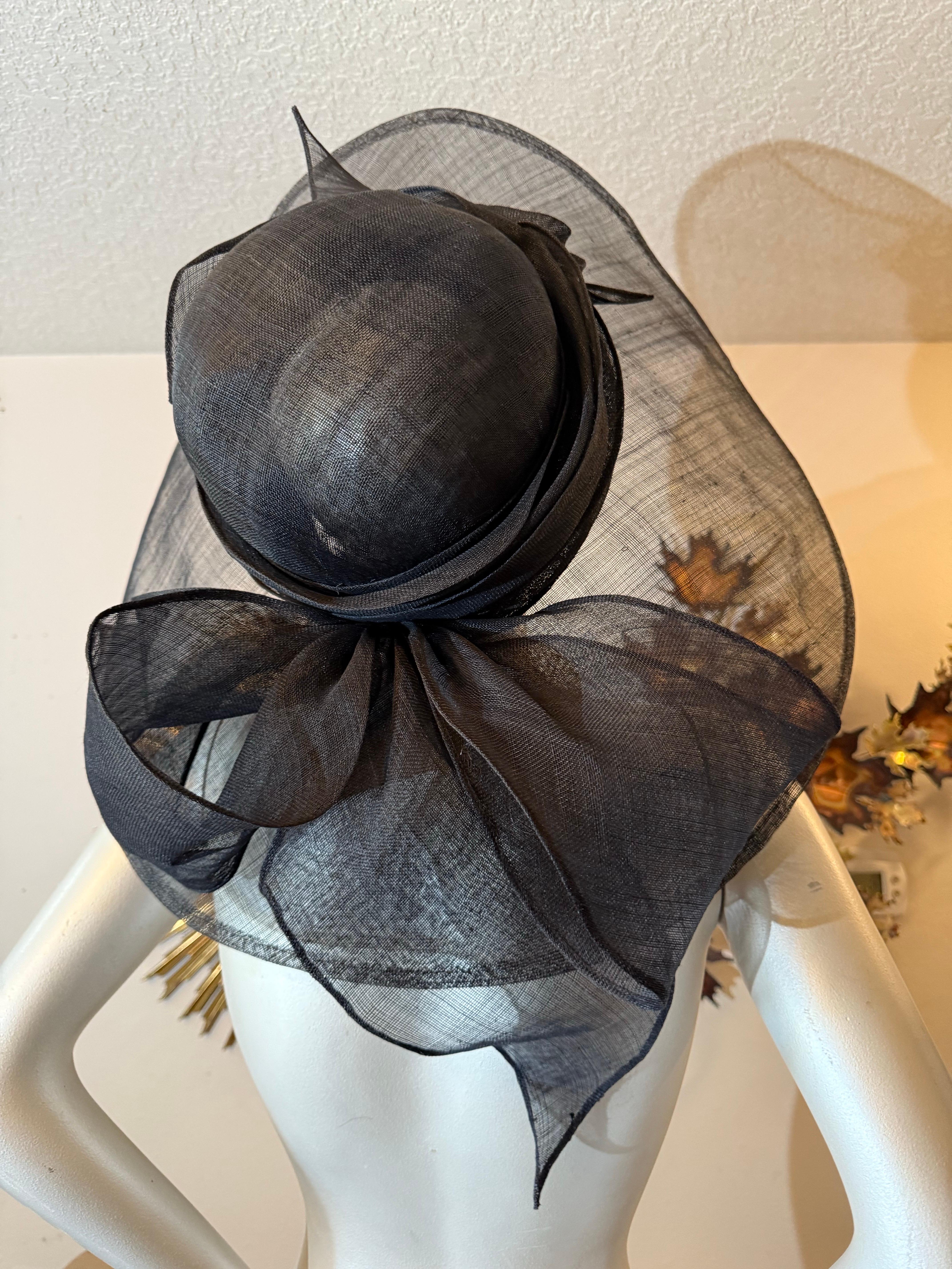Suzanne Couture Millinery Sehr durchsichtige schwarze Stroh breite Krempe Sonnenhut w Bogen im Angebot 3