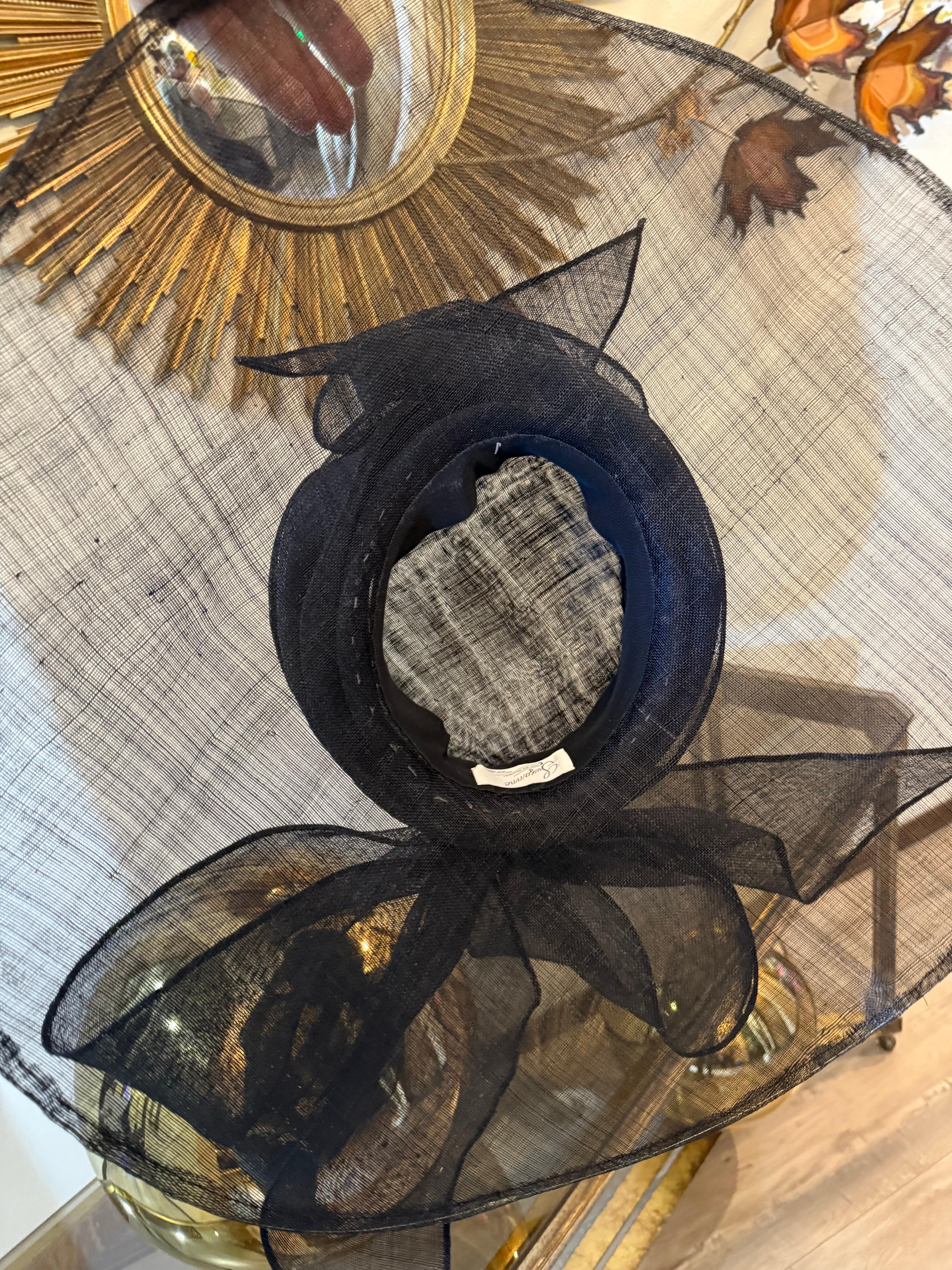 Suzanne Couture Millinery Sehr durchsichtige schwarze Stroh breite Krempe Sonnenhut w Bogen im Angebot 4