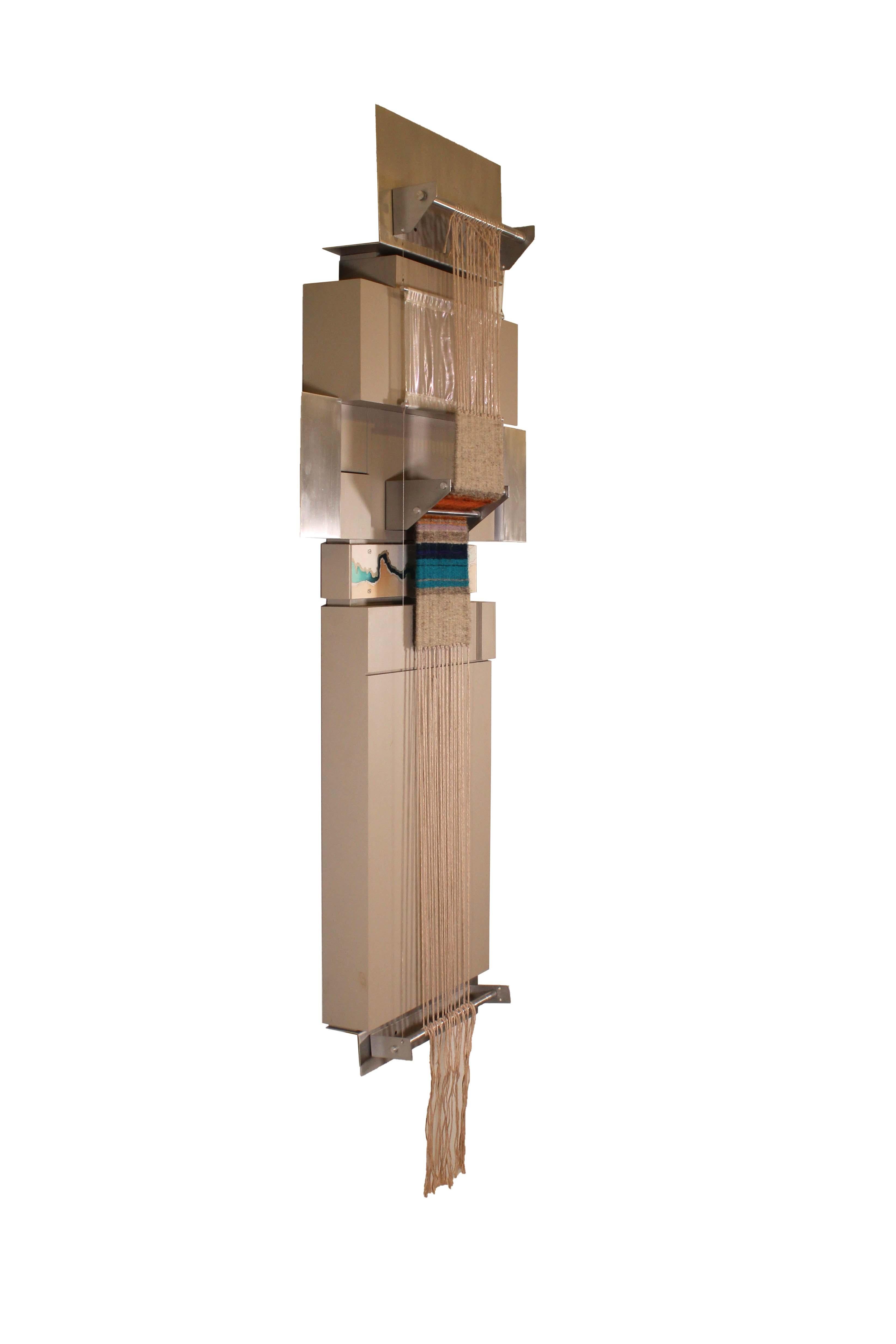Eine dynamische moderne Wandskulptur mit dem Titel 