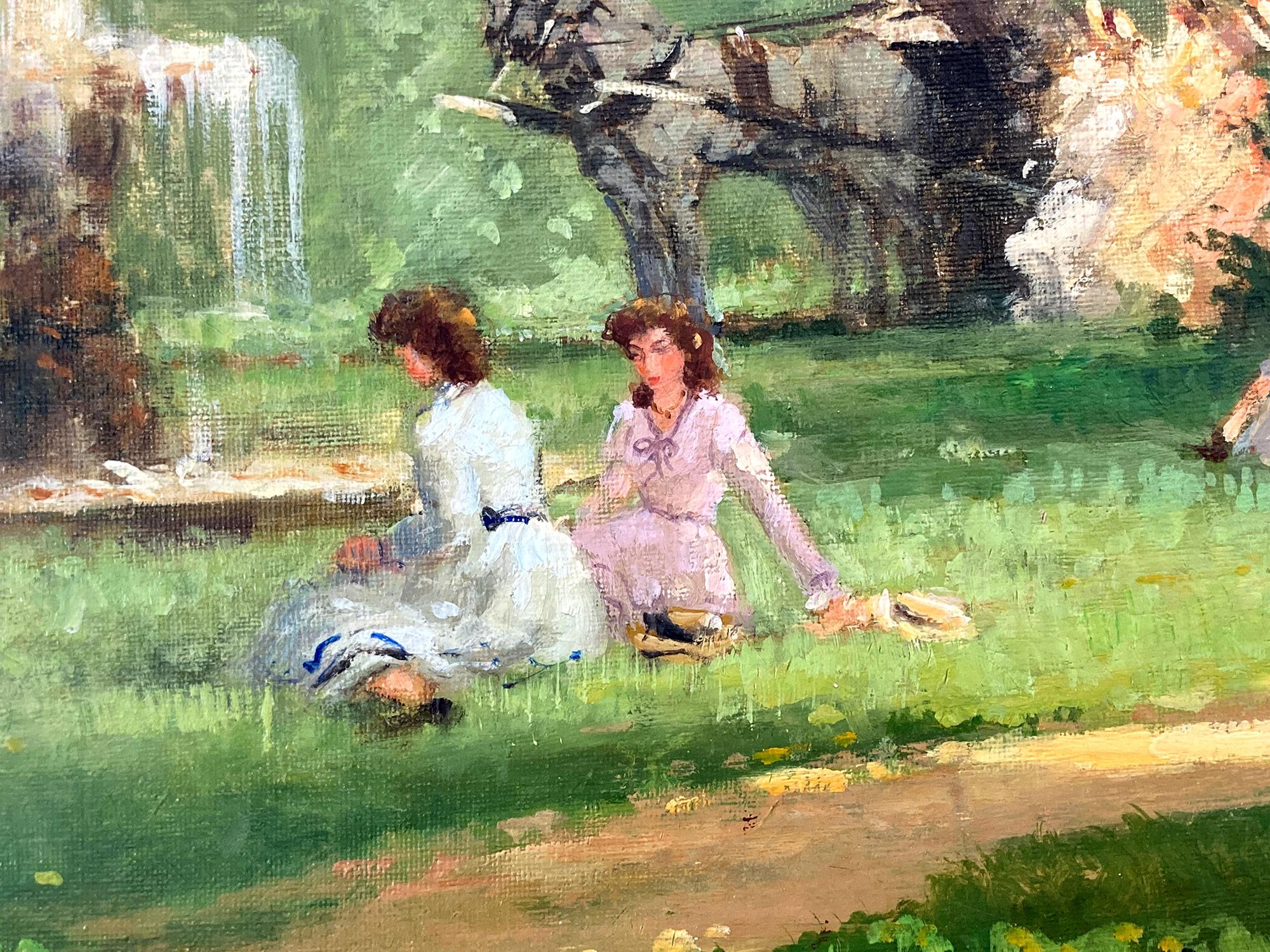 Un affascinante dipinto a olio dell'inizio del XX secolo che raffigura delle figure vicino alla fontana in una rigogliosa giornata di primavera. L'abbondanza di Nature è percepita insieme alle attività della giornata; una bella donna che legge un