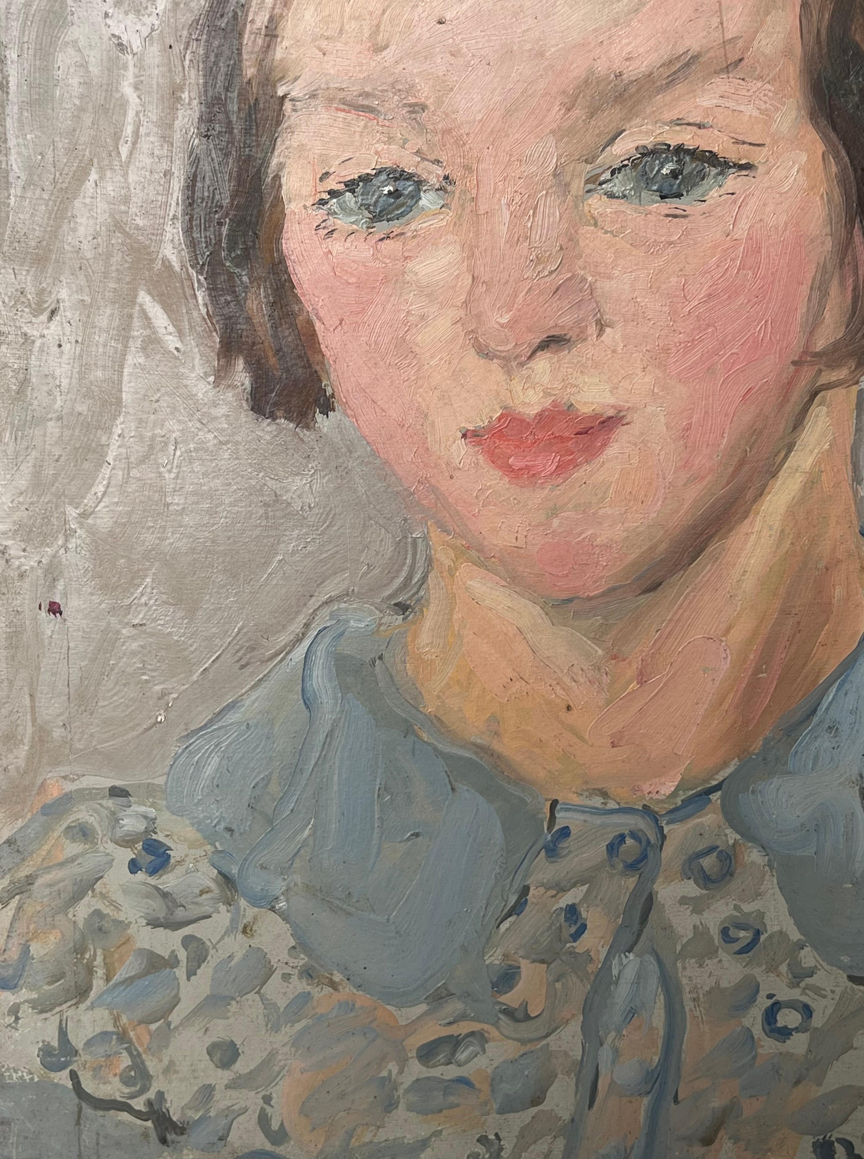 Huile impressionniste française des années 1930 Portrait d'une jeune femme avec un joli chemisier bleu - Beige Figurative Painting par Suzanne Dinkes