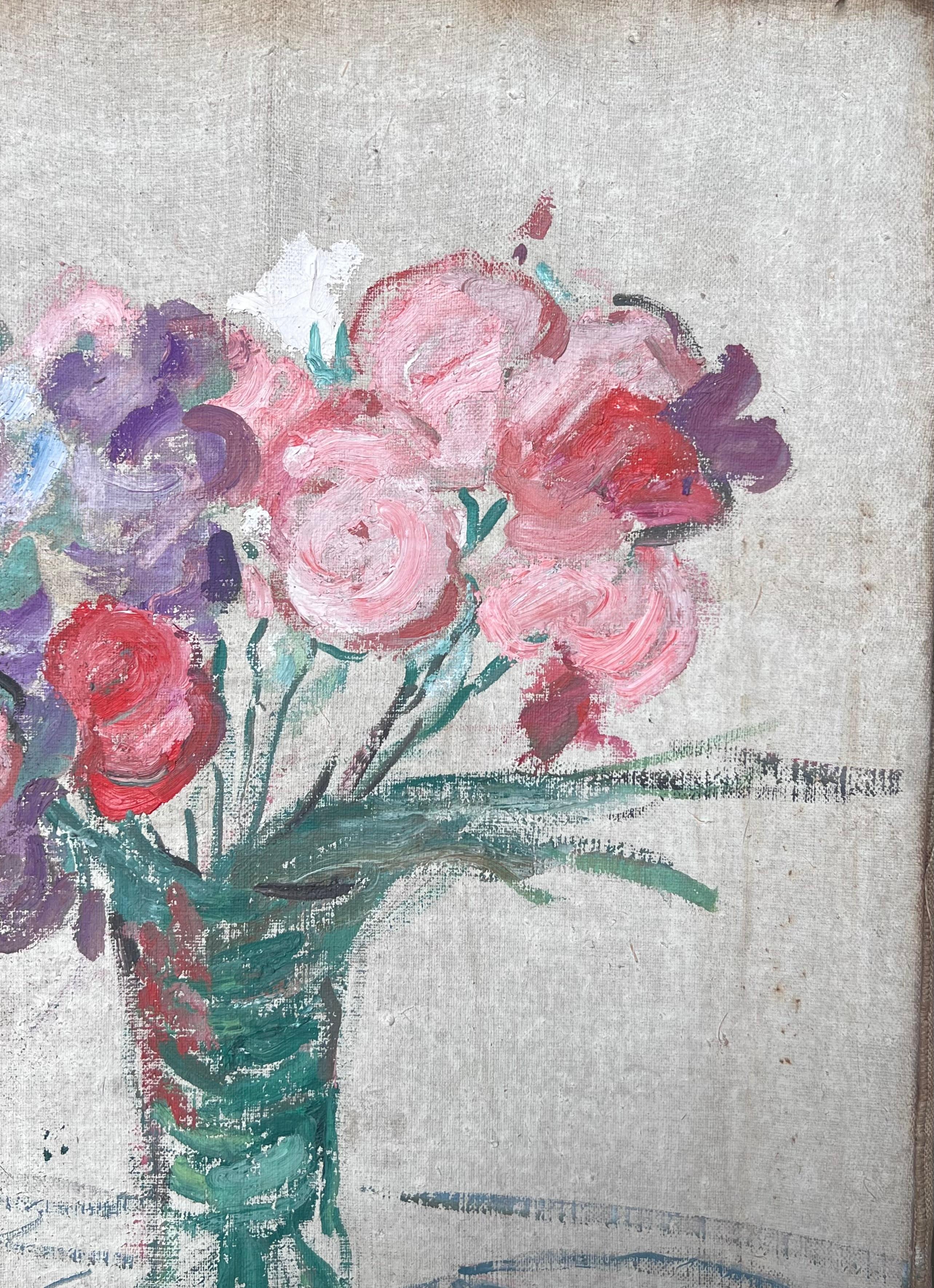 Bouquet de fleurs roses, rouges et violettes dans un vase en verre fin Peinture du milieu du siècle - Post-impressionnisme Painting par Suzanne Dinkes