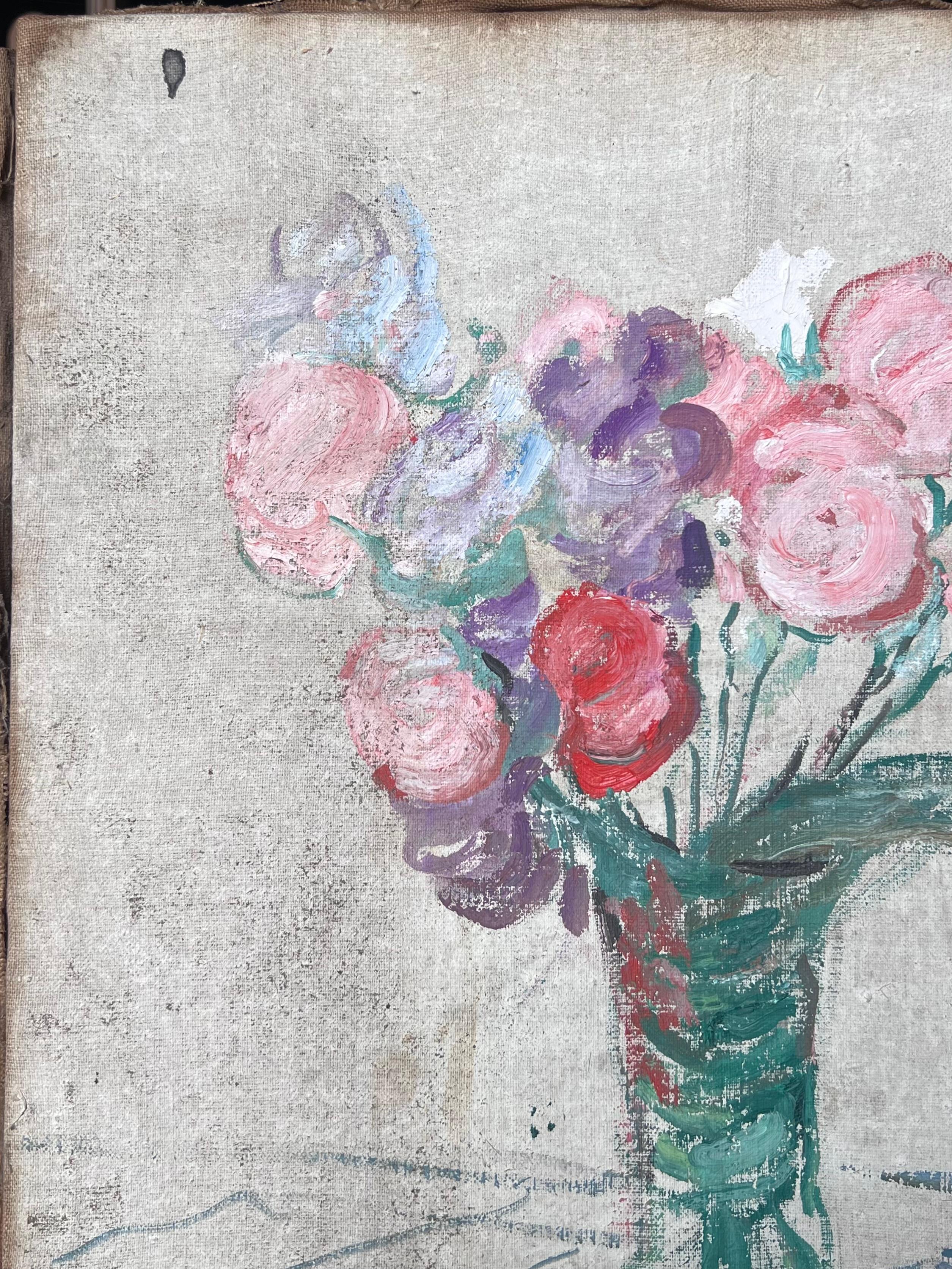 Bouquet de fleurs roses, rouges et violettes dans un vase en verre fin Peinture du milieu du siècle - Gris Interior Painting par Suzanne Dinkes