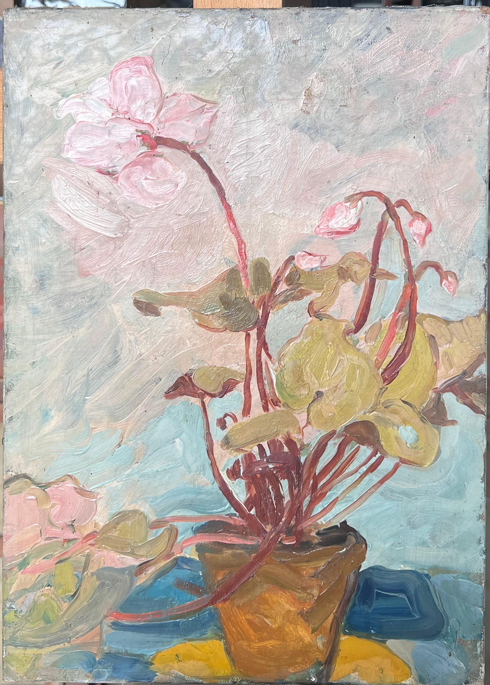 Cyclamen en pot orange dans un intérieur bleu Peinture française du milieu du siècle - Painting de Suzanne Dinkes