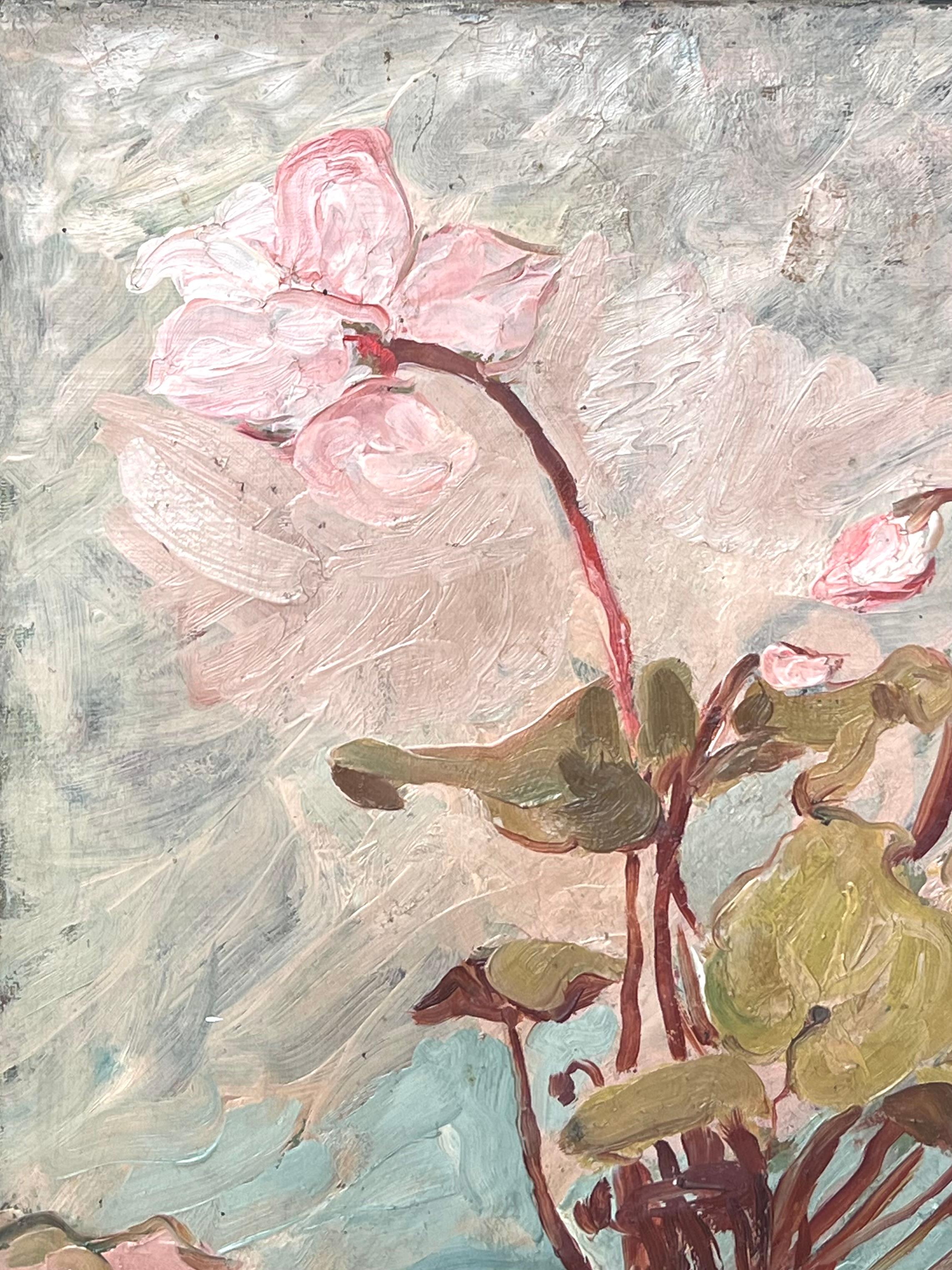 Cyclamen en pot orange dans un intérieur bleu Peinture française du milieu du siècle - Post-impressionnisme Painting par Suzanne Dinkes