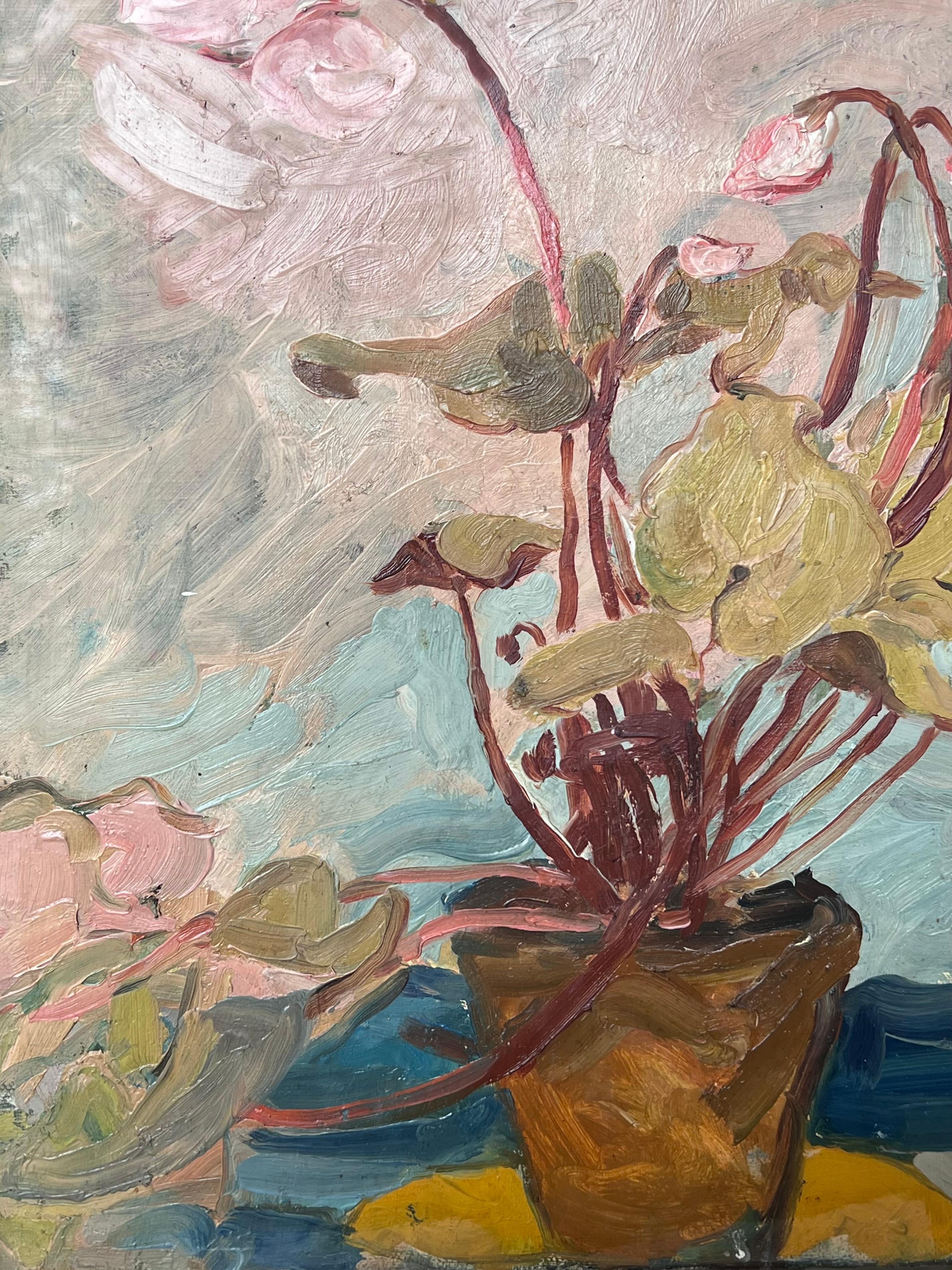 Cyclamen en pot orange dans un intérieur bleu Peinture française du milieu du siècle - Gris Interior Painting par Suzanne Dinkes