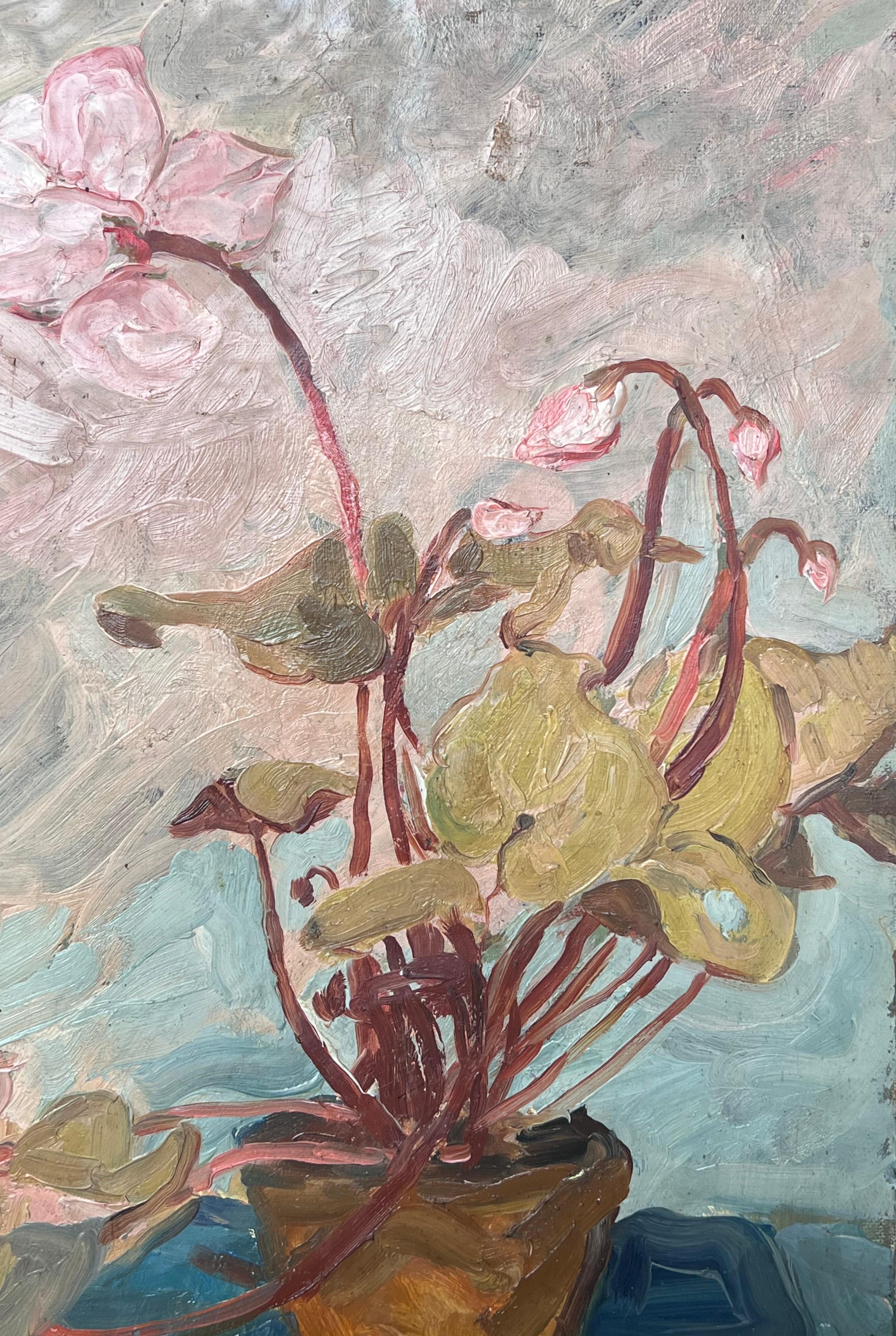 Cyclamen en pot orange dans un intérieur bleu Peinture française du milieu du siècle en vente 1