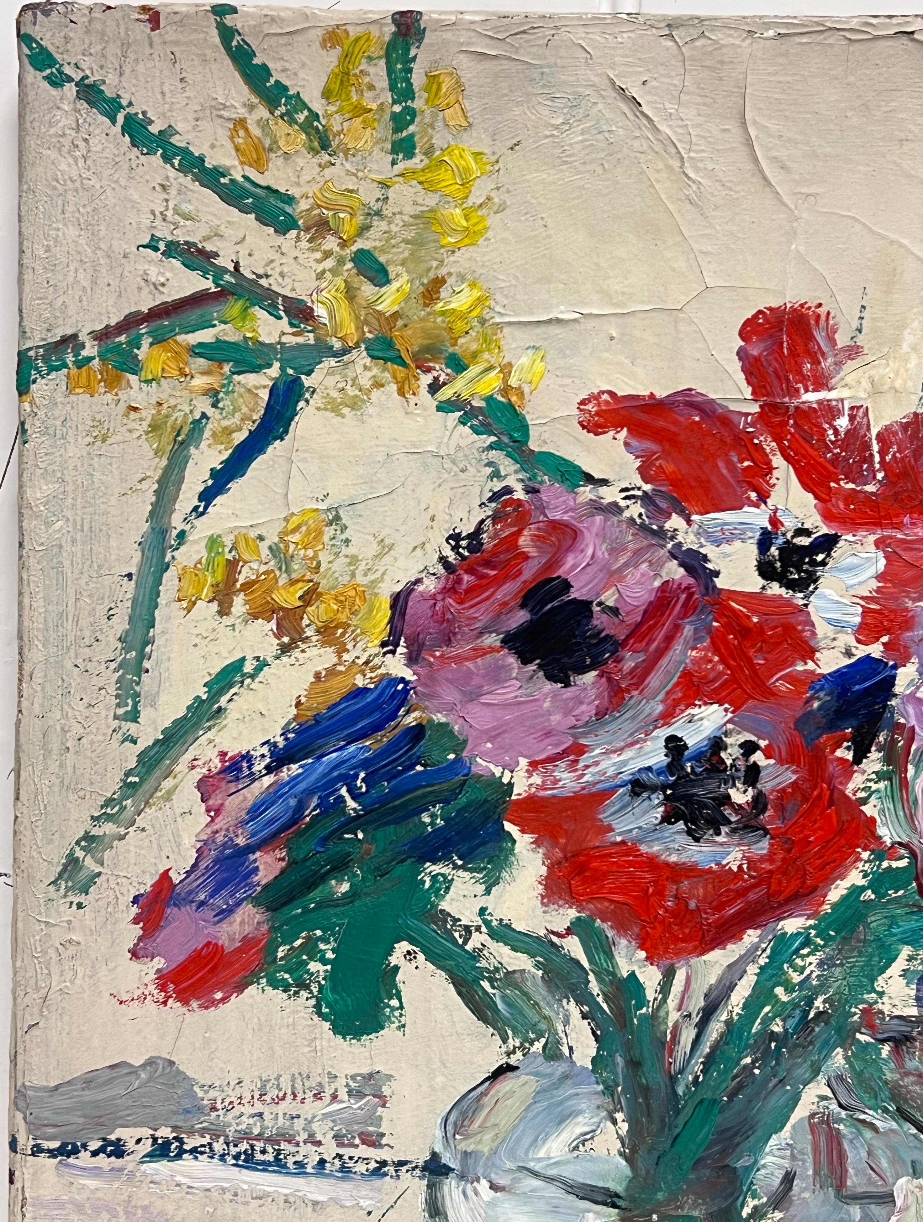 Peinture à l'huile française du milieu du siècle 1950 Fleurs dans un vase en verre - Marron Interior Painting par Suzanne Dinkes