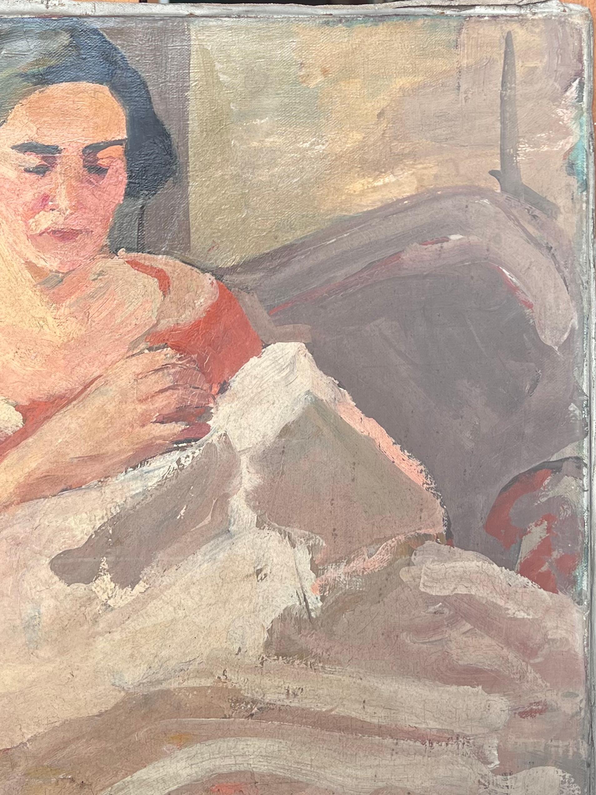 Dame in Rot, die eine weiße Decke strickt Französisches impressionistisches Gemälde aus der Mitte des Jahrhunderts (Braun), Figurative Painting, von Suzanne Dinkes