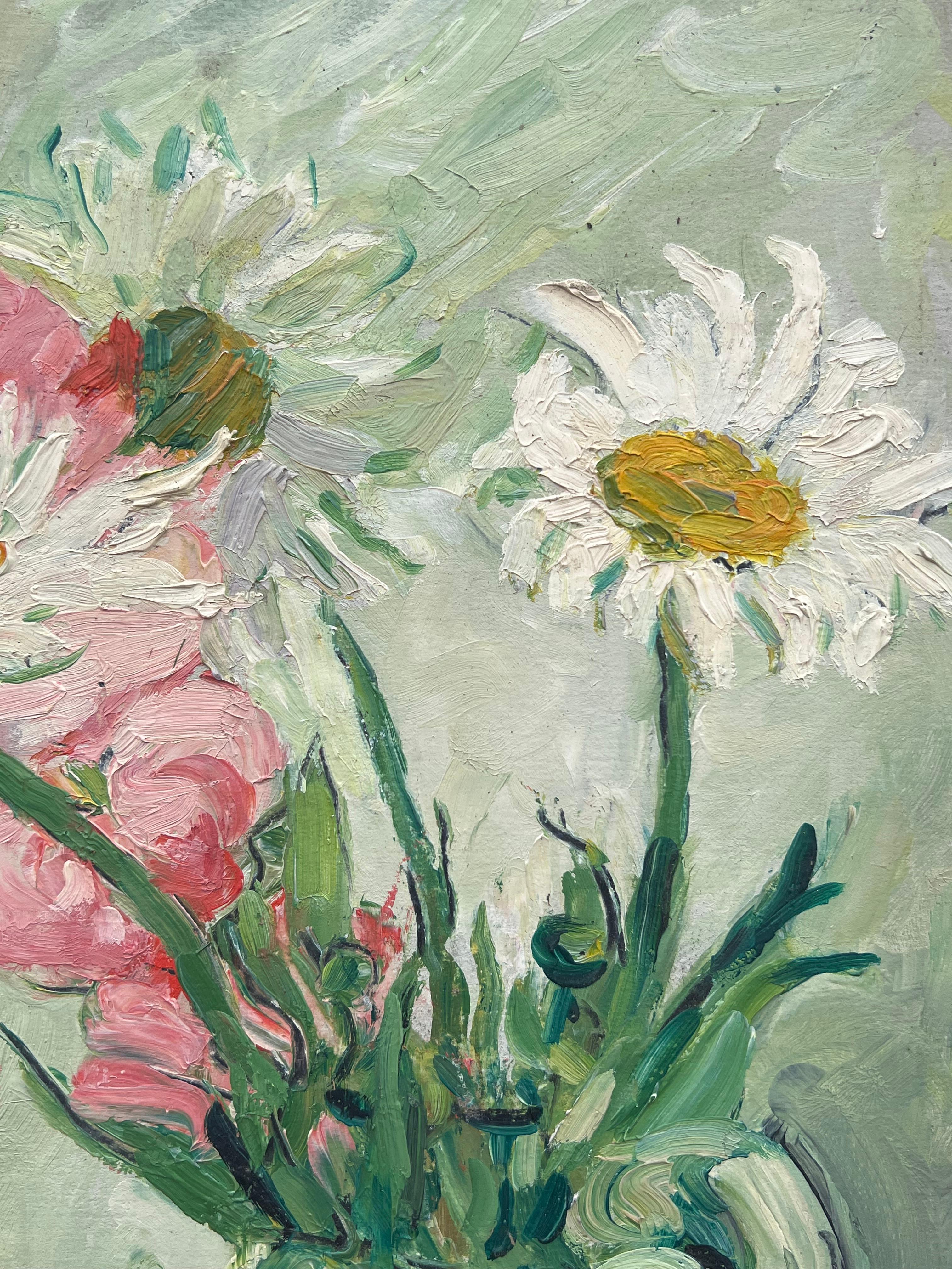 Peinture à l'huile impressionniste française du milieu du siècle, marguerites et pivoines dans un verre vert - Beige Interior Painting par Suzanne Dinkes