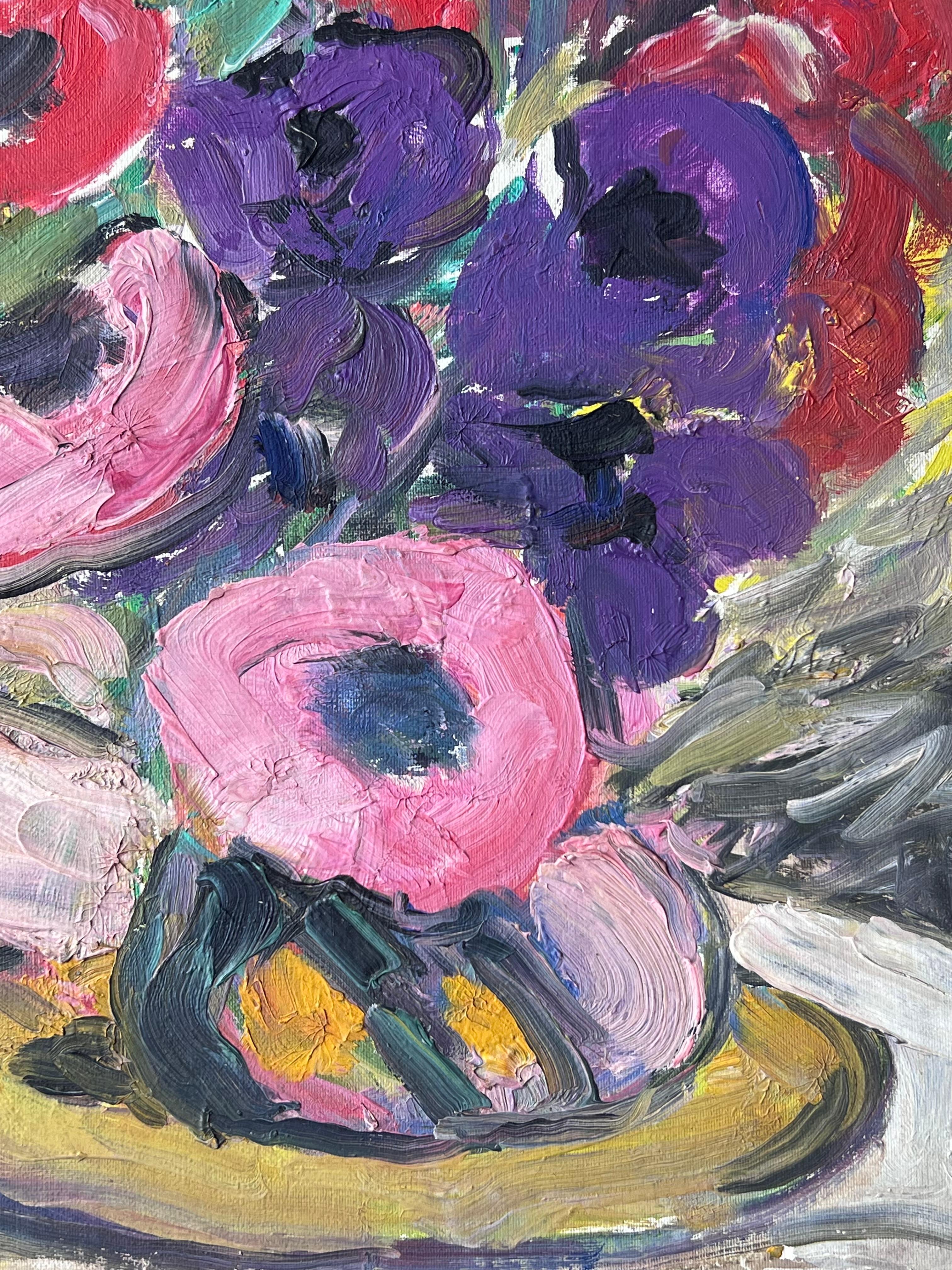 Mid Century Französisch Impressionist Ölgemälde Stillleben Helle Pfingstrosen In Vase (Grau), Interior Painting, von Suzanne Dinkes