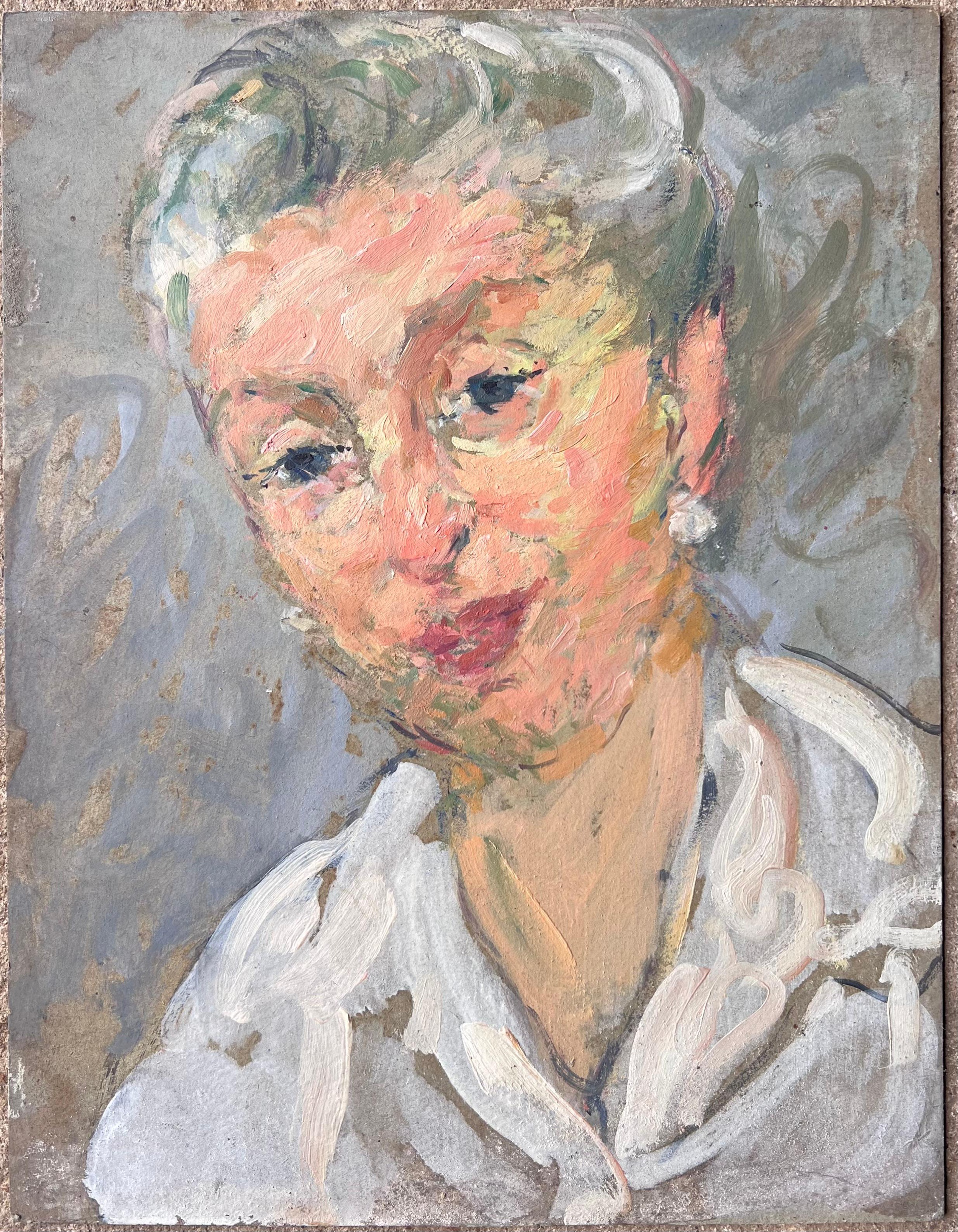 Peinture française du milieu du siècle représentant une femme chic aux cheveux gris avec des boucles d'oreilles en perles - Painting de Suzanne Dinkes
