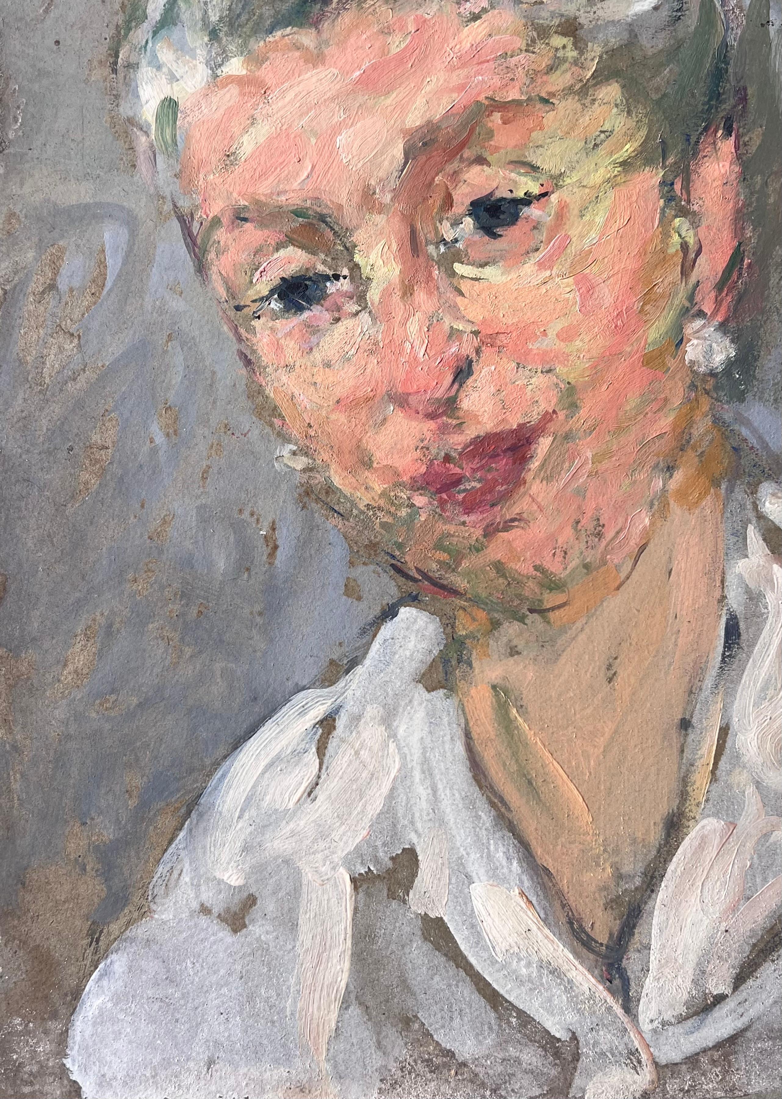 Peinture française du milieu du siècle représentant une femme chic aux cheveux gris avec des boucles d'oreilles en perles - Marron Portrait Painting par Suzanne Dinkes