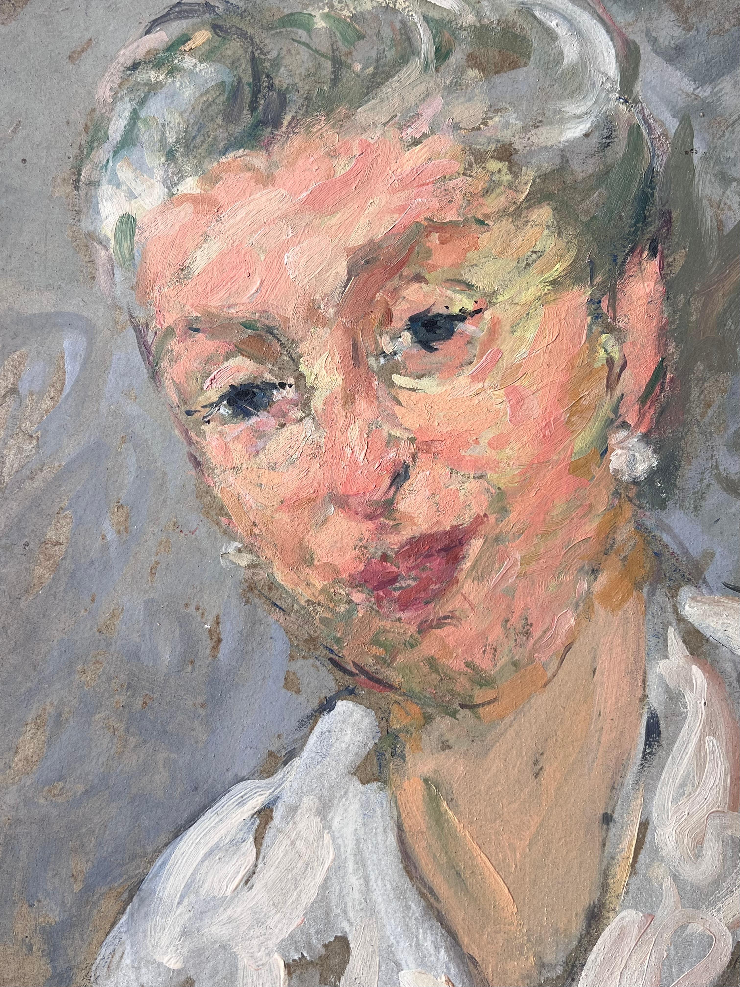 Peinture française du milieu du siècle représentant une femme chic aux cheveux gris avec des boucles d'oreilles en perles en vente 2