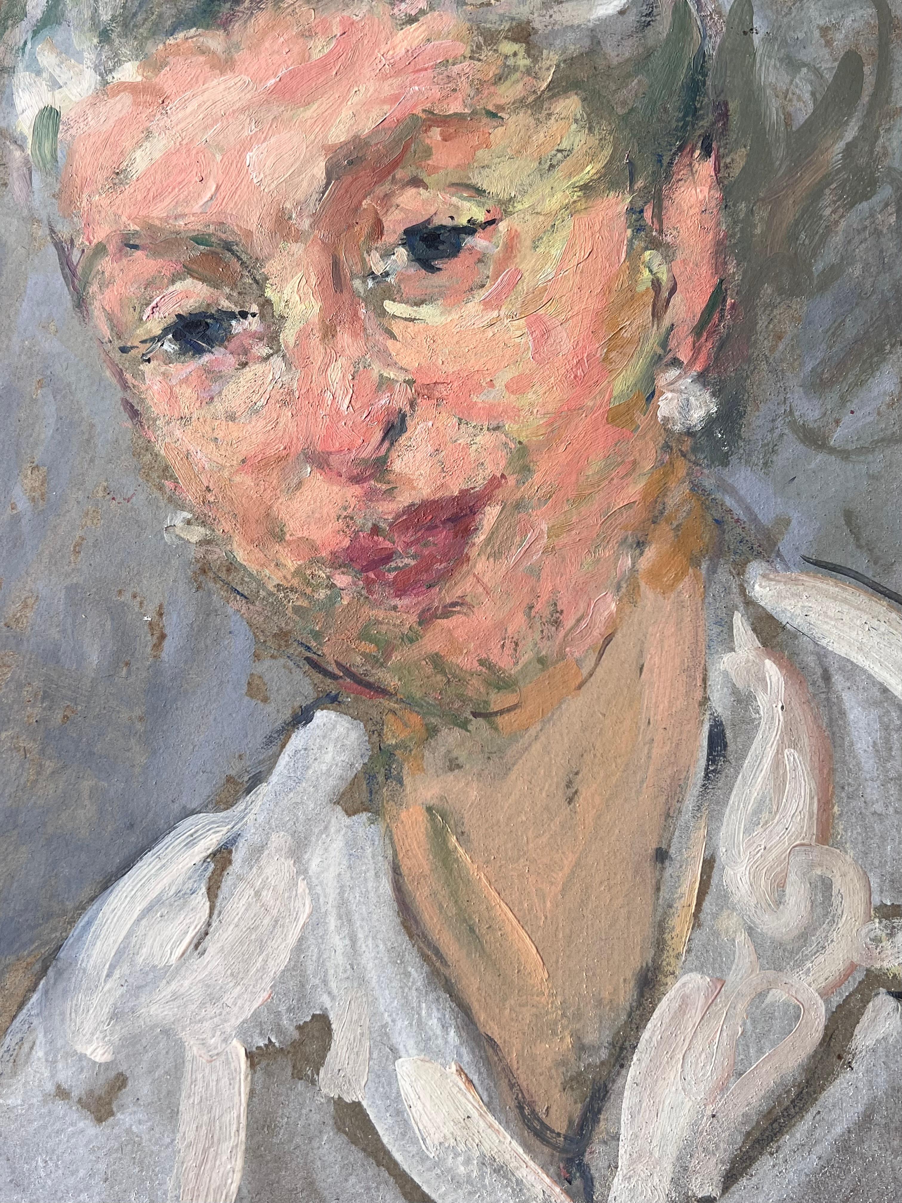 Peinture française du milieu du siècle représentant une femme chic aux cheveux gris avec des boucles d'oreilles en perles en vente 3