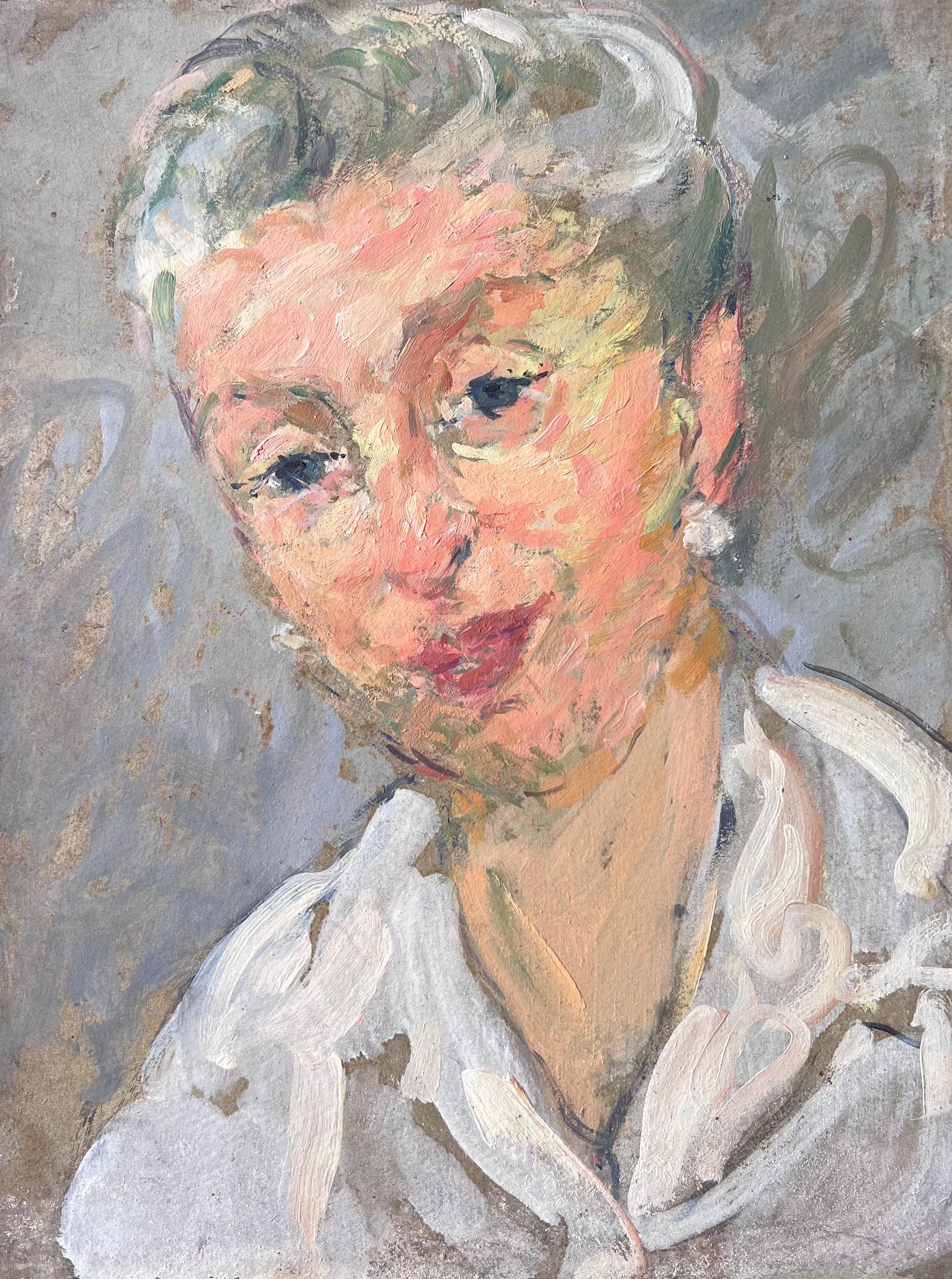 Peinture française du milieu du siècle représentant une femme chic aux cheveux gris avec des boucles d'oreilles en perles