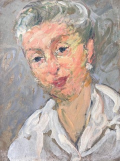 Pintura francesa de mediados de siglo de una elegante dama de pelo gris con pendientes de perlas
