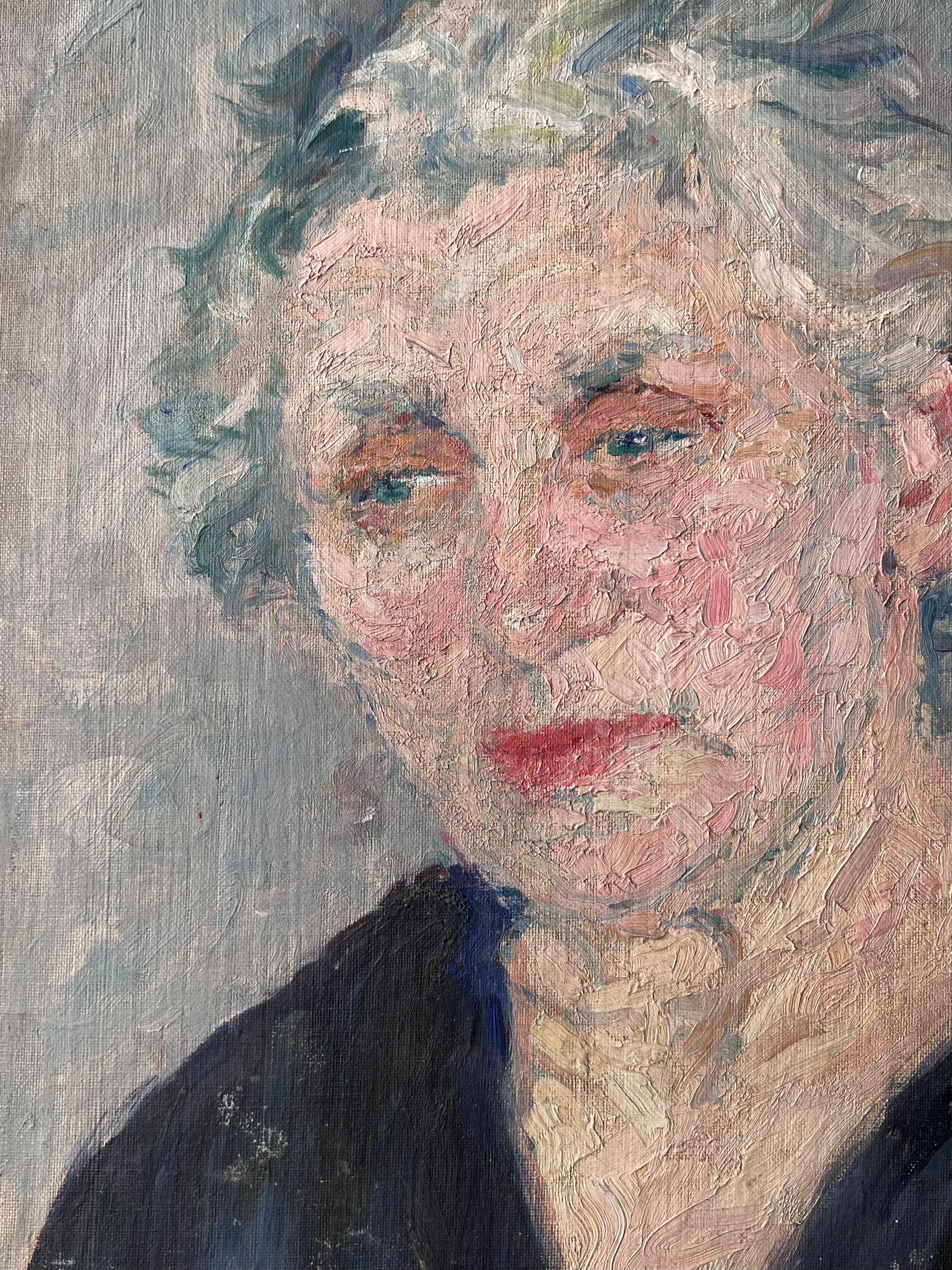 Peinture française du milieu du siècle représentant une dame âgée aux cheveux gris dans un col en V bleu - Gris Portrait Painting par Suzanne Dinkes