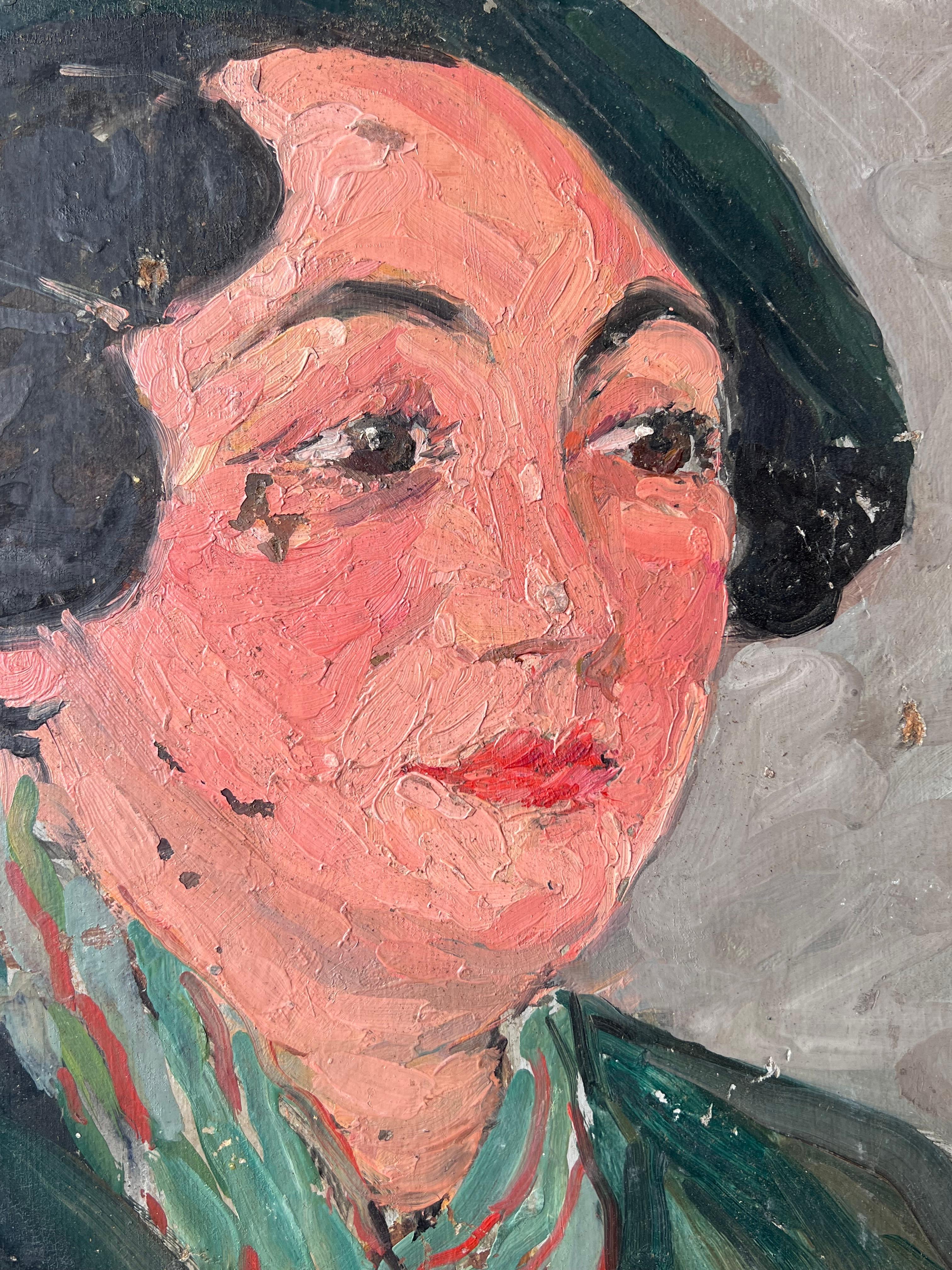 Impressionistisches Gemälde aus der Mitte des Jahrhunderts Stylish Lady in Green Wearing a Green Beret (Grau), Portrait Painting, von Suzanne Dinkes
