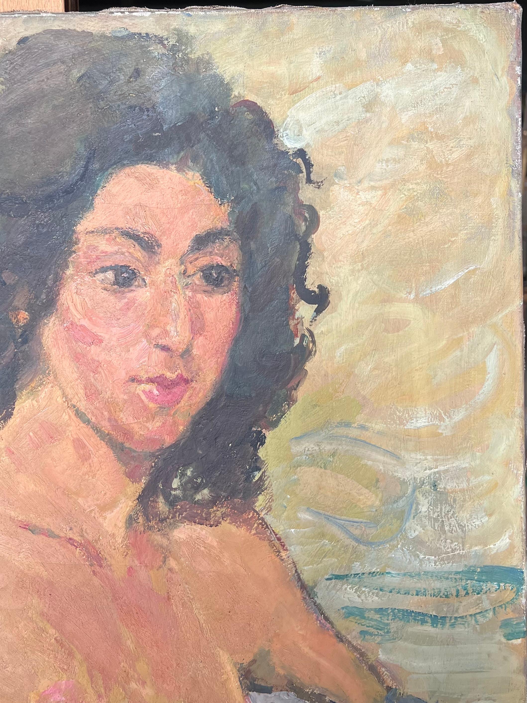 Étude de nu féminin d'une dame aux cheveux noirs bouclés Peinture française du milieu du siècle dernier - Beige Figurative Painting par Suzanne Dinkes