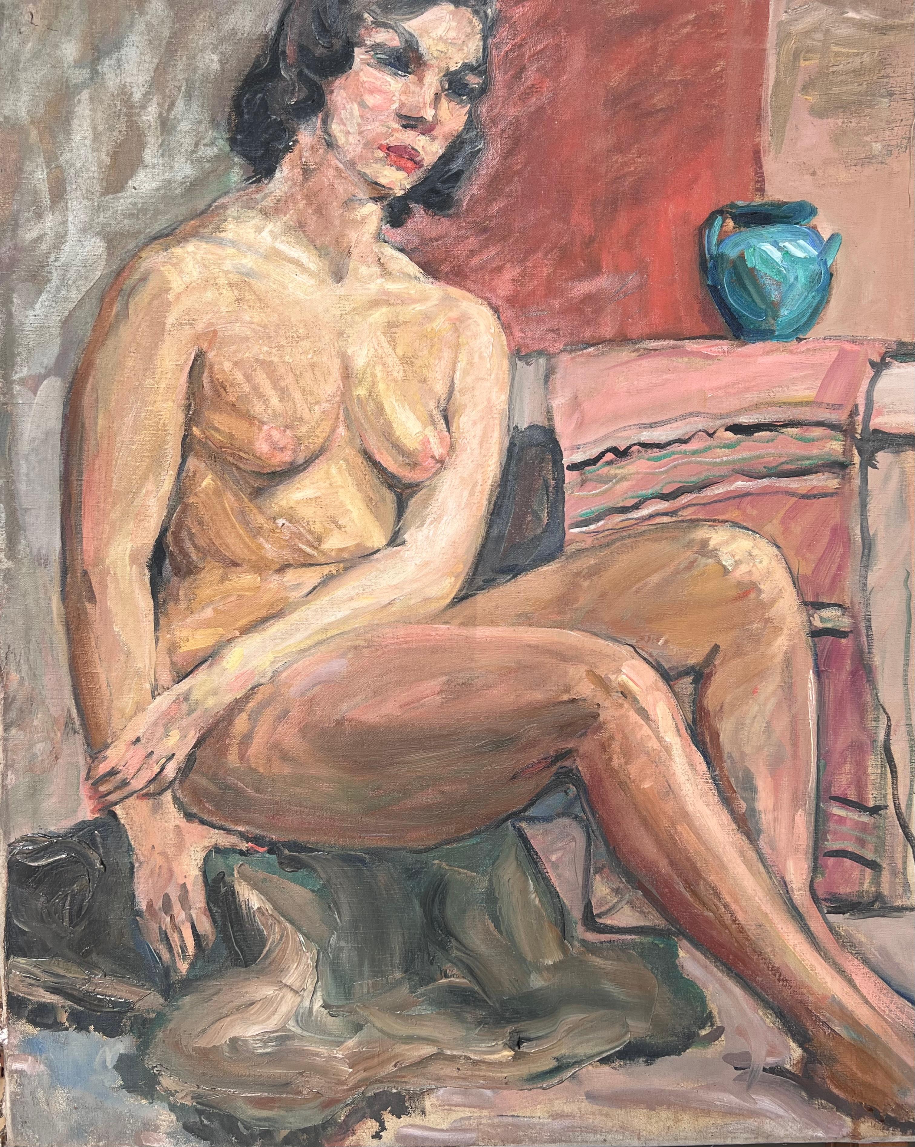 Donna nuda in posa su una bancarella con un vaso di terracotta blu Pittura francese della metà del secolo scorso - Painting di Suzanne Dinkes