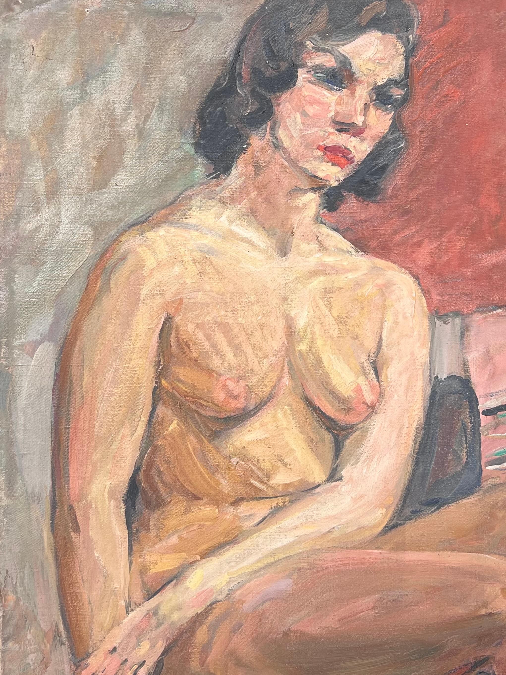 Donna nuda in posa su una bancarella con un vaso di terracotta blu Pittura francese della metà del secolo scorso - Nude Painting Marrone di Suzanne Dinkes