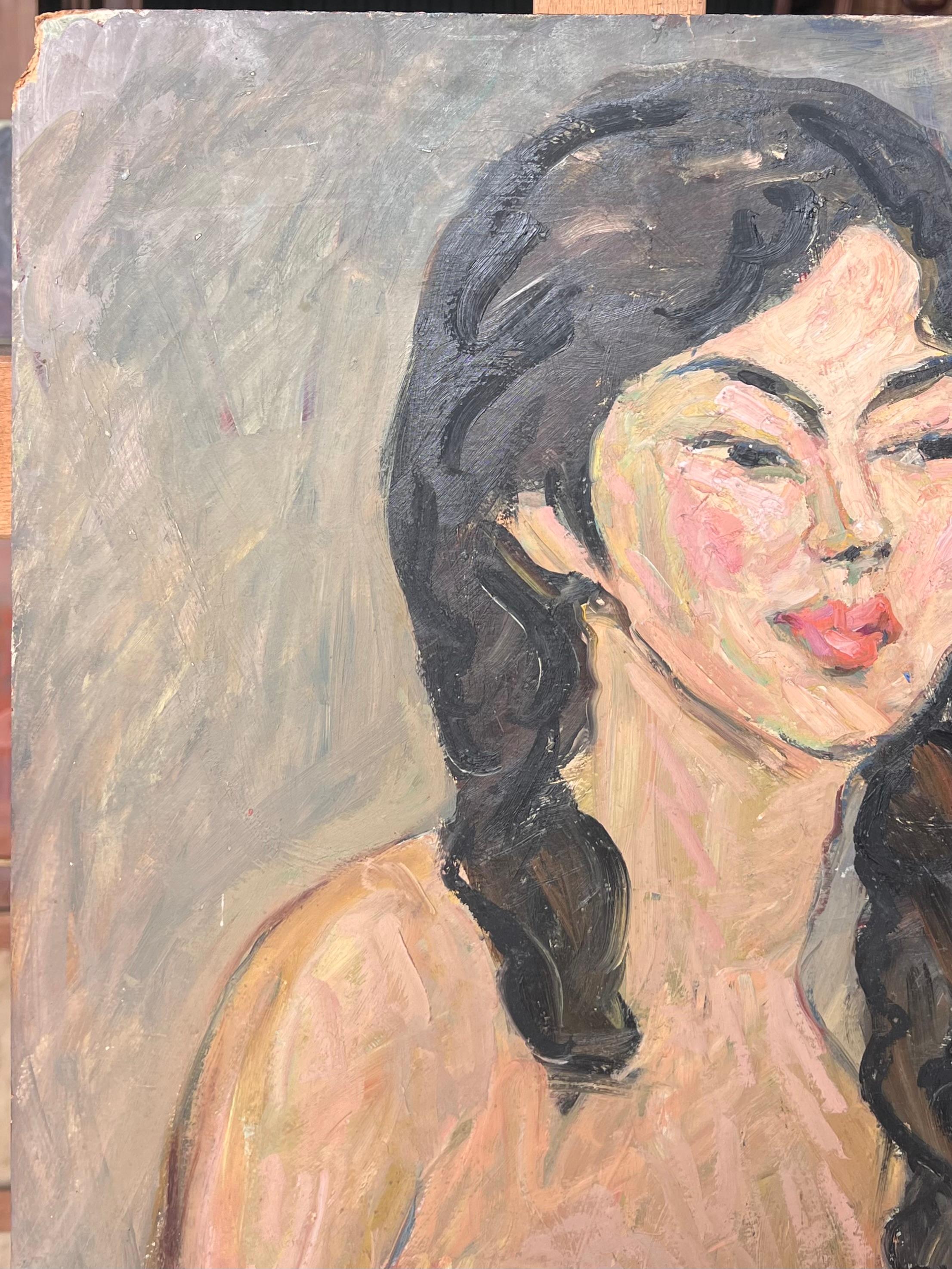 Akt Porträt einer Frau mit schwarzen lockigen Haaren Mid Century Französisch Malerei (Braun), Figurative Painting, von Suzanne Dinkes