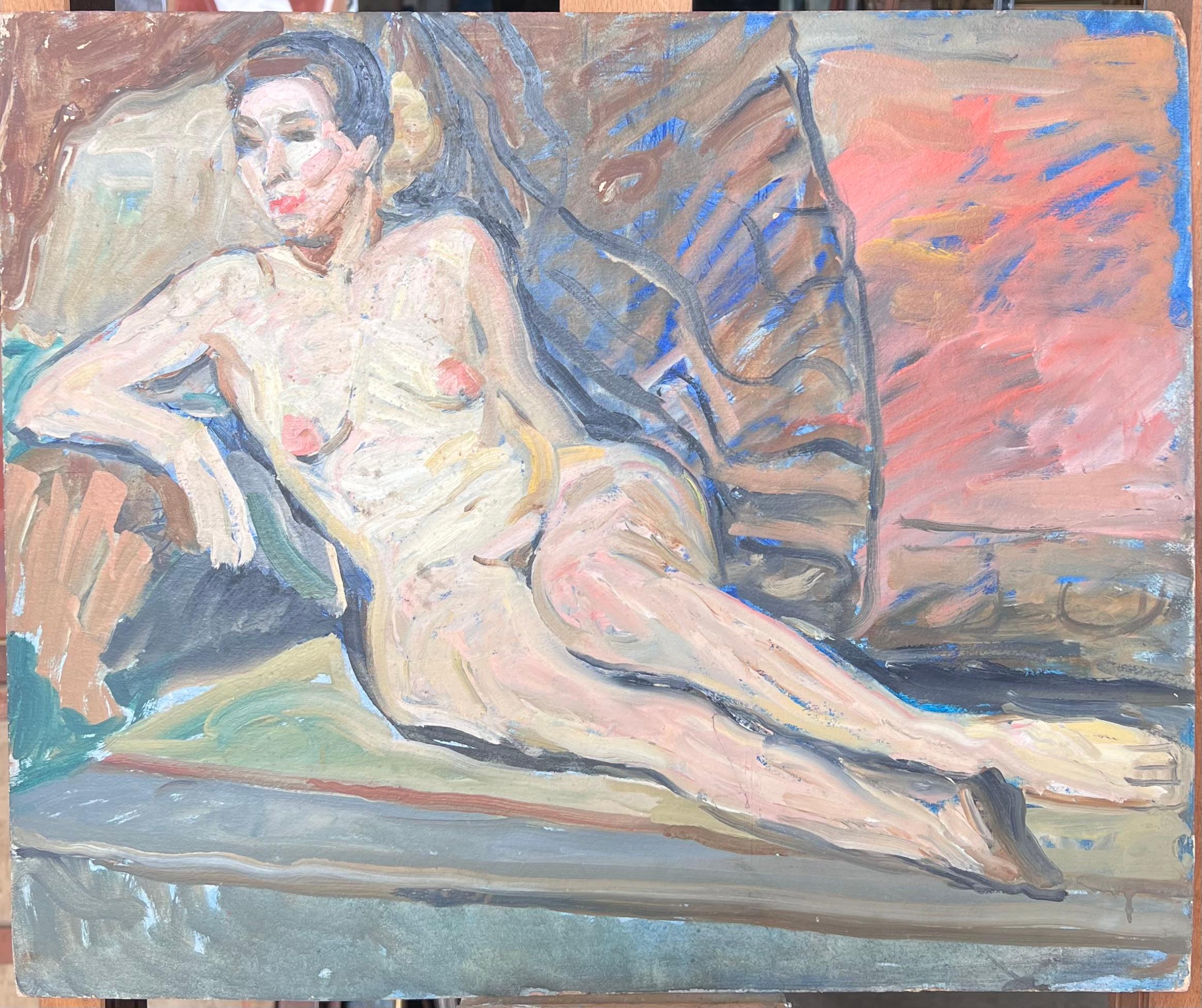 Ritratto di donna nuda in posa sul divano Pittura francese della metà del secolo scorso - Painting di Suzanne Dinkes
