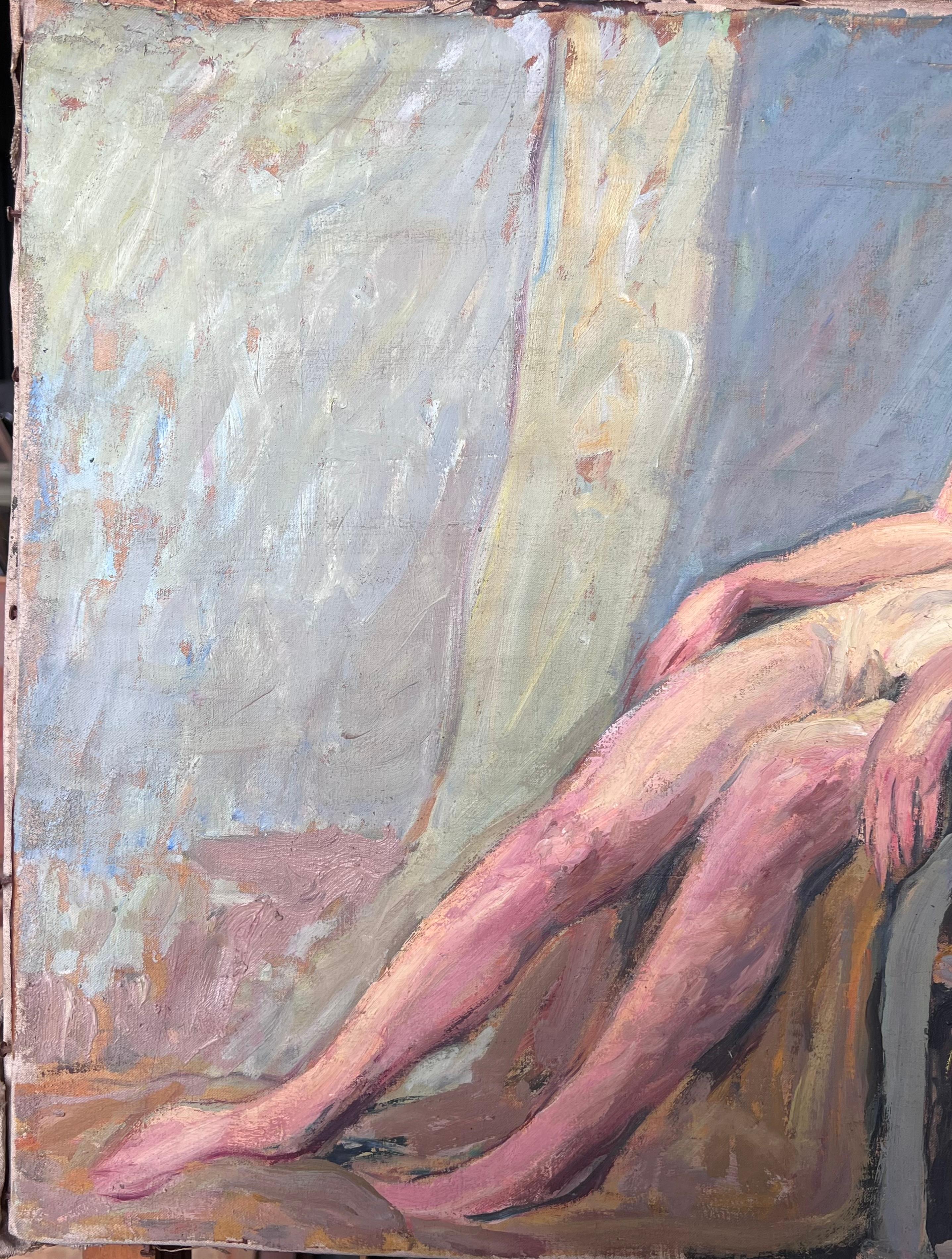 Studio di nudo di una signora in posa su una sedia Pittura francese della metà del secolo scorso - Figurative Painting Beige di Suzanne Dinkes