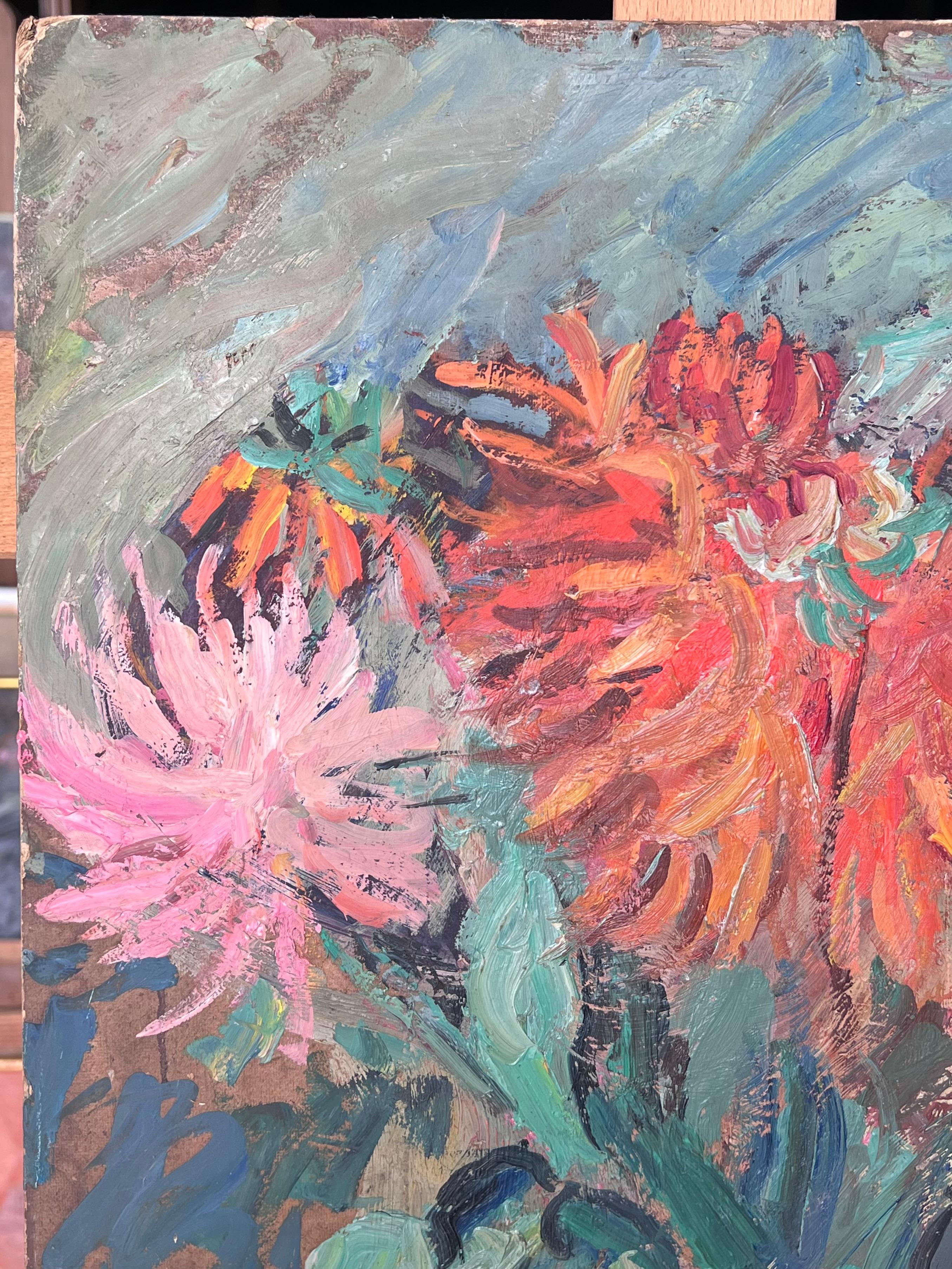 Orange und rosa Dahlien Stillleben Mid Century Französisch Impressionist Öl (Grau), Interior Painting, von Suzanne Dinkes