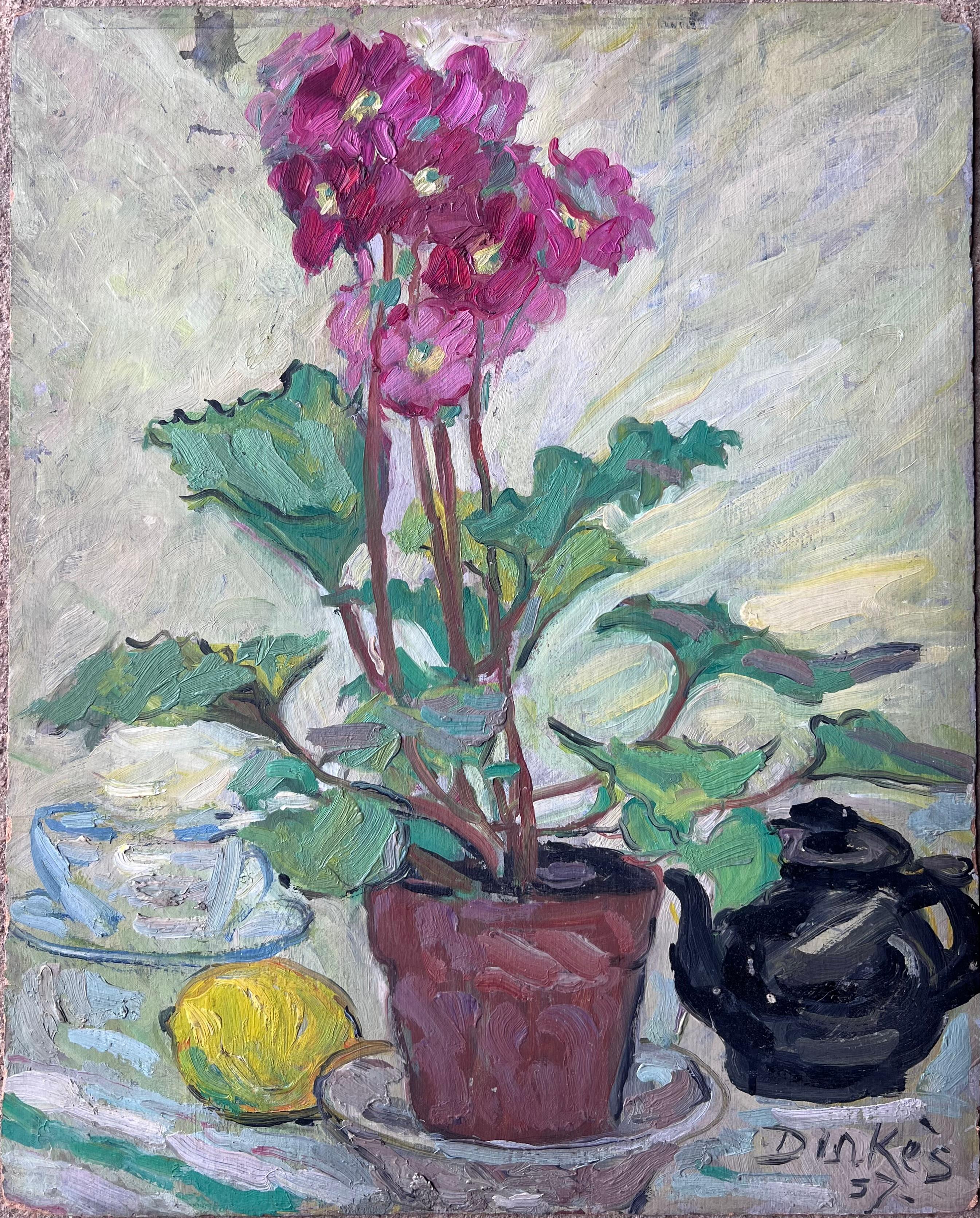 Fleurs roses dans un pot de fleurs Cuisine intérieure Peinture française du milieu du siècle - Painting de Suzanne Dinkes