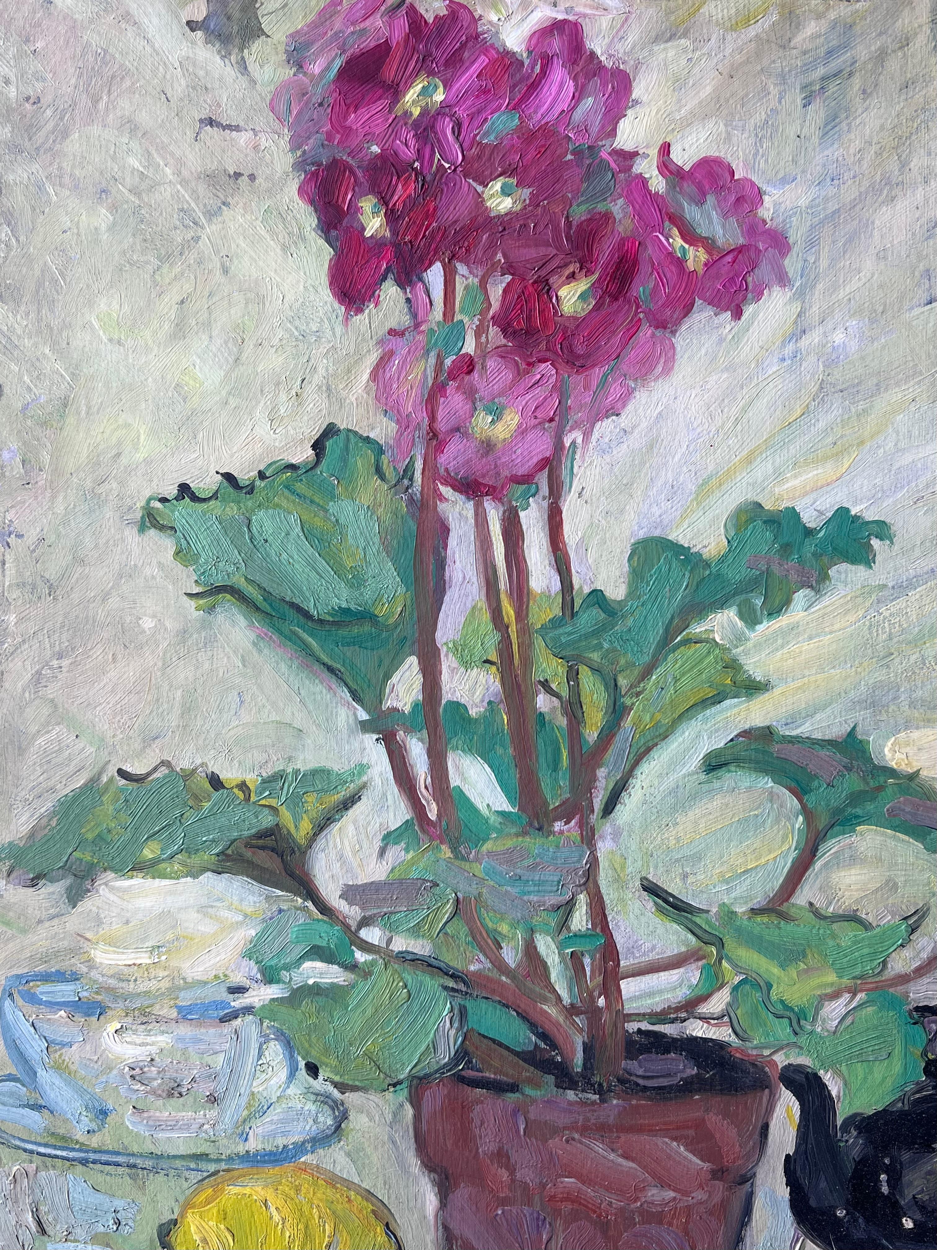 Fleurs roses dans un pot de fleurs Cuisine intérieure Peinture française du milieu du siècle - Post-impressionnisme Painting par Suzanne Dinkes