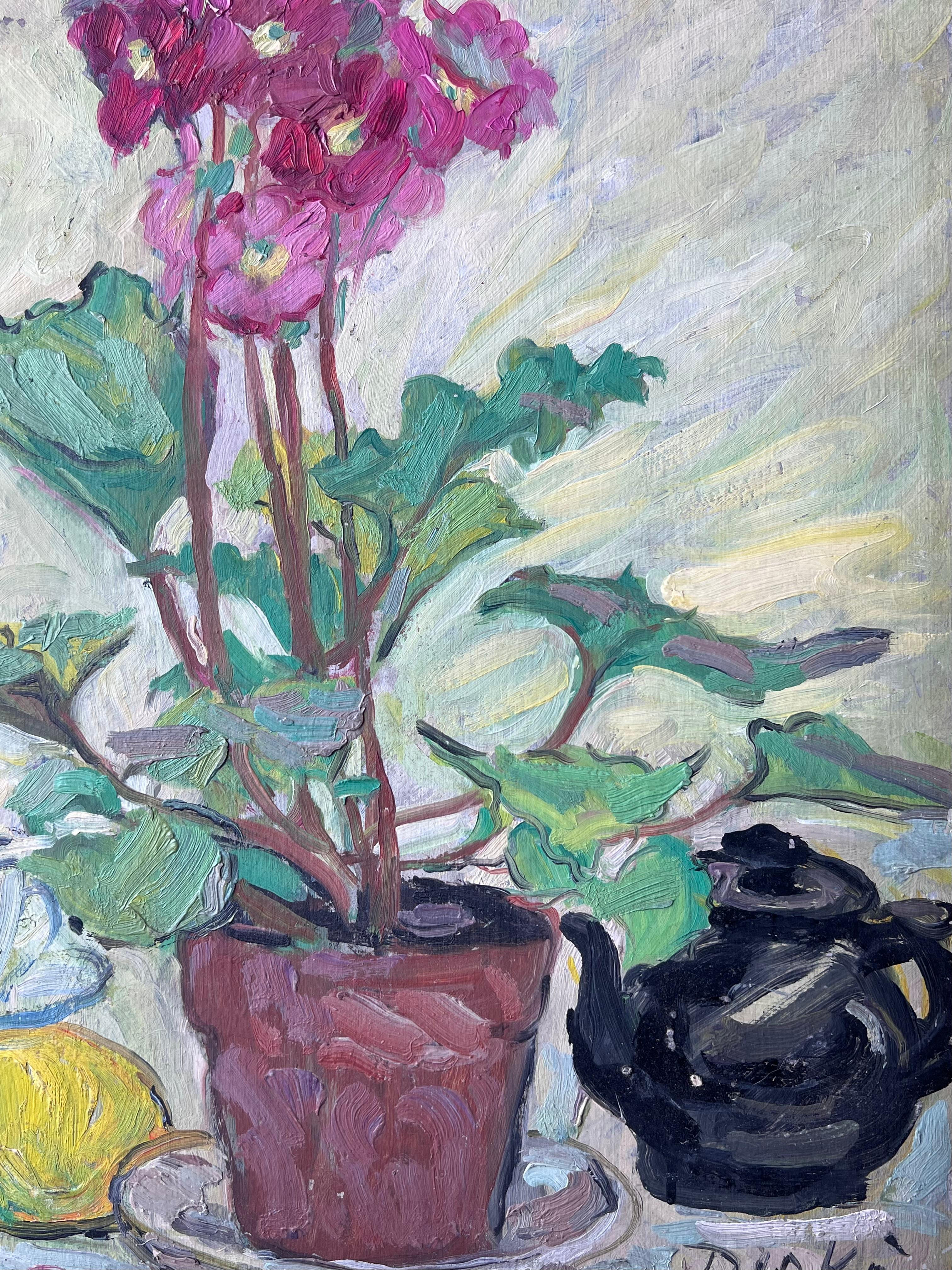 Fleurs roses dans un pot de fleurs Cuisine intérieure Peinture française du milieu du siècle - Gris Interior Painting par Suzanne Dinkes