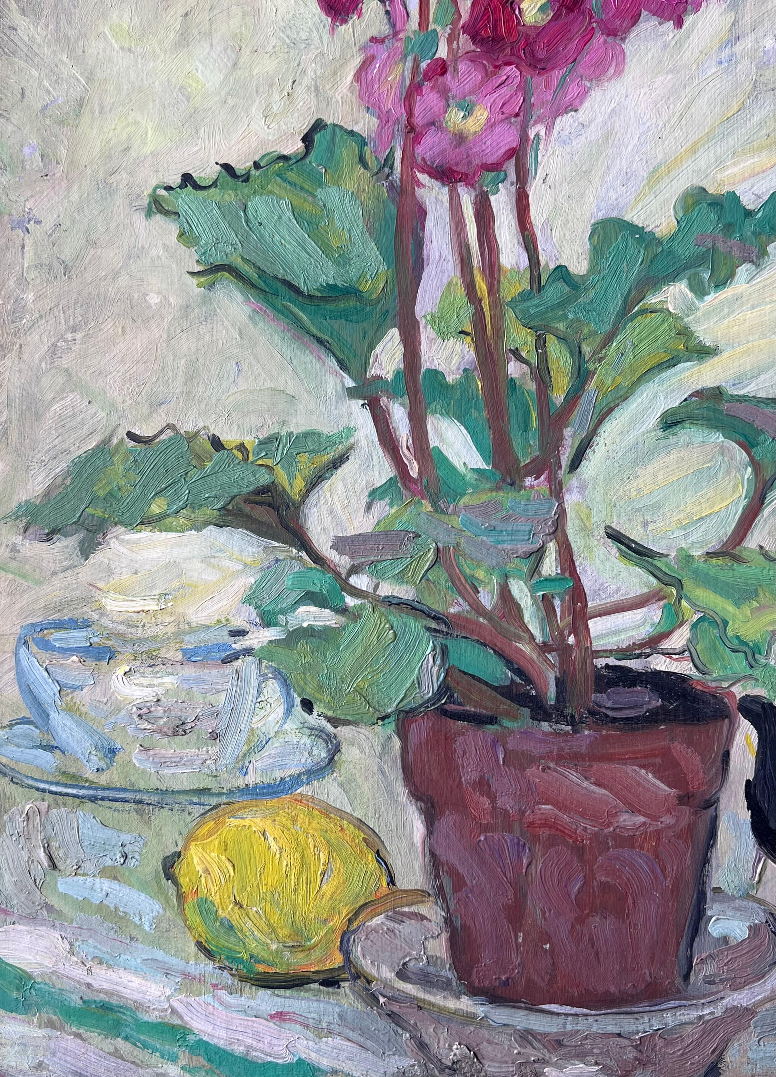 Fleurs roses dans un pot de fleurs Cuisine intérieure Peinture française du milieu du siècle en vente 1