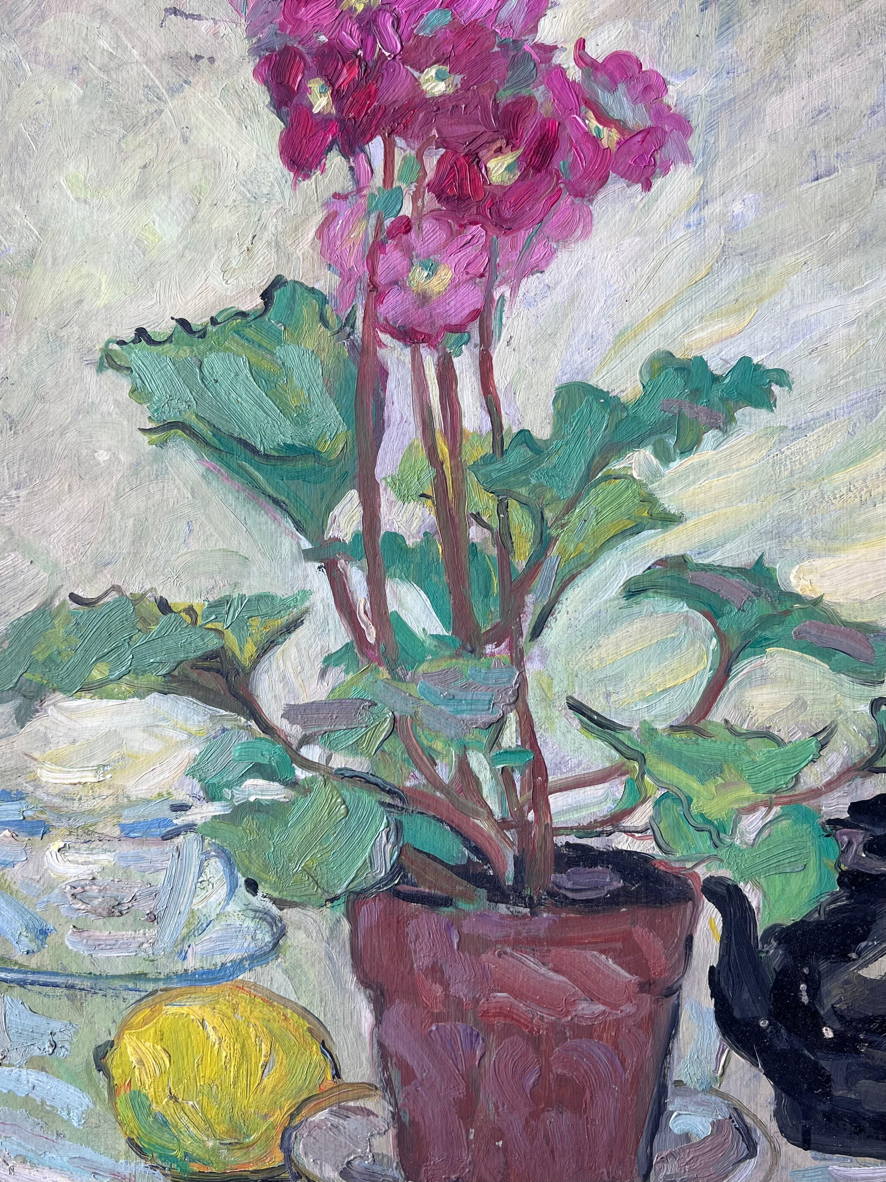 Fleurs roses dans un pot de fleurs Cuisine intérieure Peinture française du milieu du siècle en vente 2
