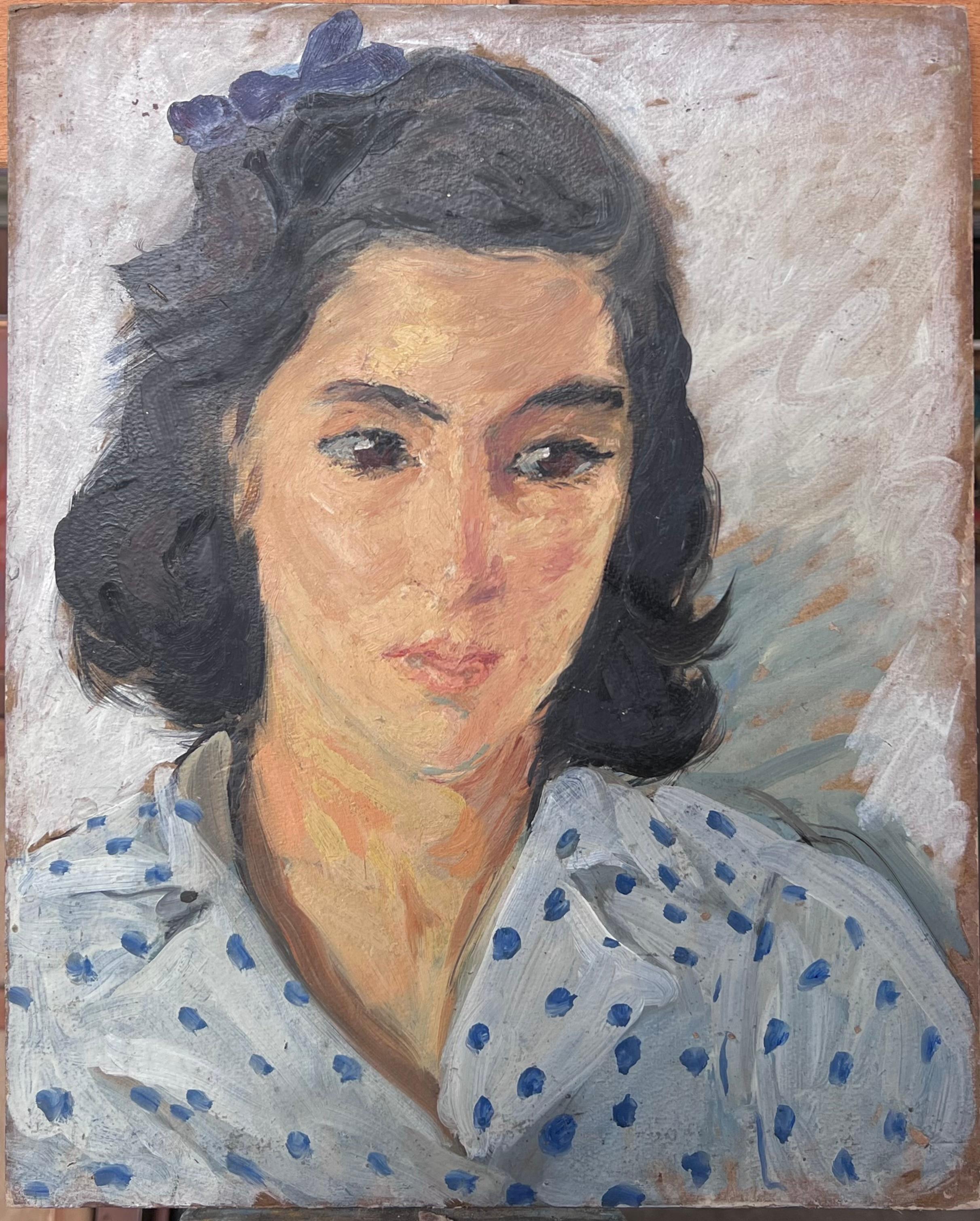 Porträt einer Dame in einem blauen Hemd mit Pokerpunkten Französische Malerei aus der Mitte des Jahrhunderts – Painting von Suzanne Dinkes