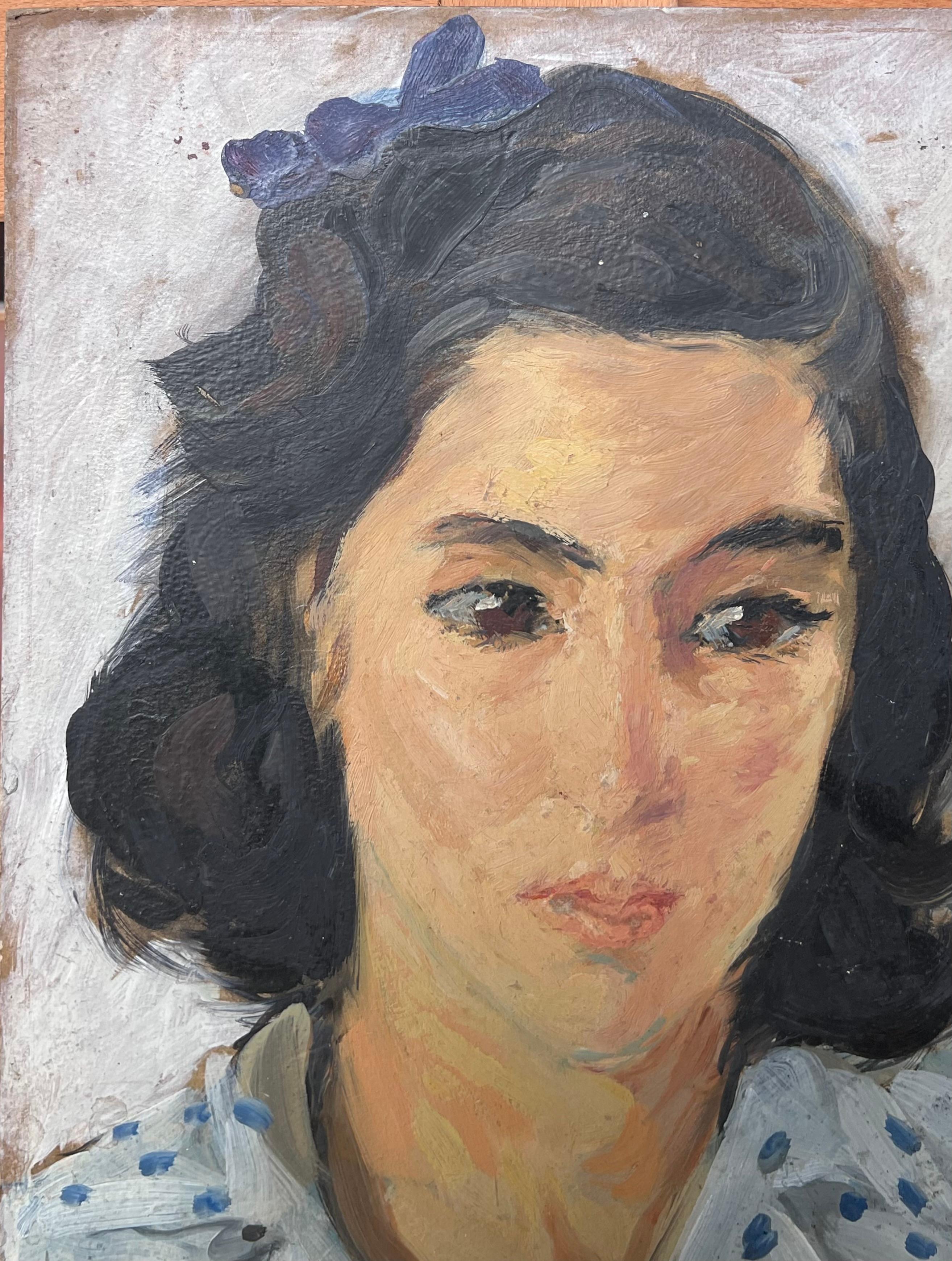 Porträt einer Dame in einem blauen Hemd mit Pokerpunkten Französische Malerei aus der Mitte des Jahrhunderts (Post-Impressionismus), Painting, von Suzanne Dinkes